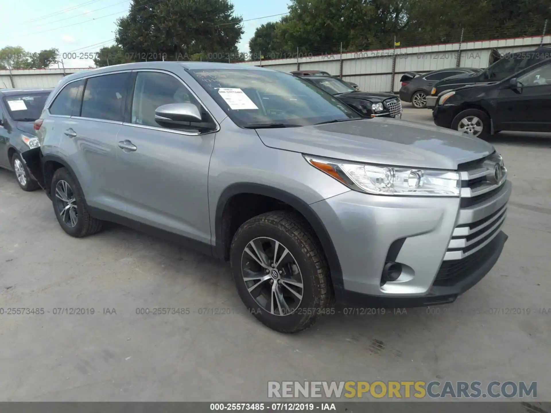 1 Photograph of a damaged car 5TDZZRFH3KS325644 TOYOTA HIGHLANDER 2019