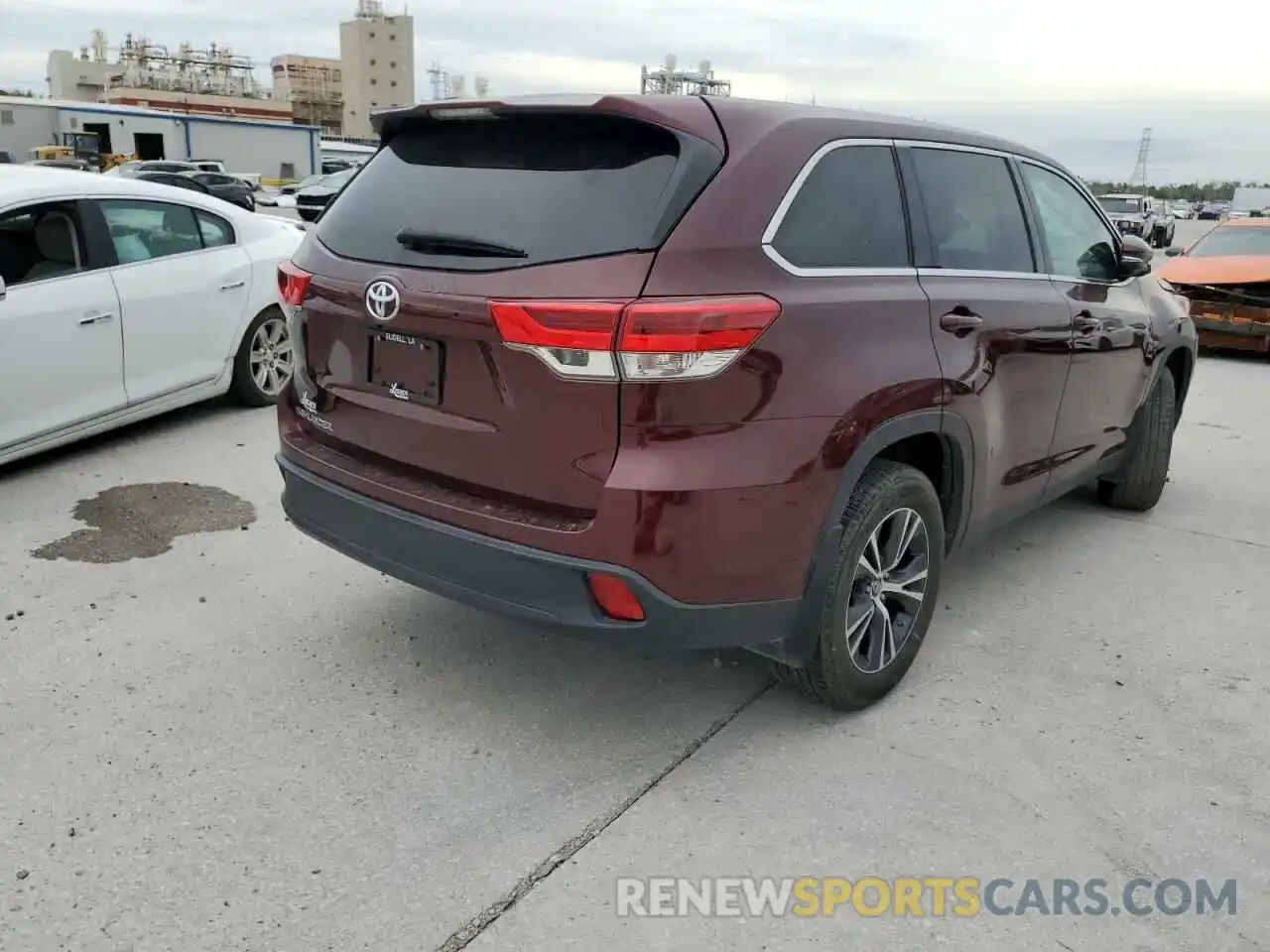 4 Photograph of a damaged car 5TDZZRFH3KS325725 TOYOTA HIGHLANDER 2019