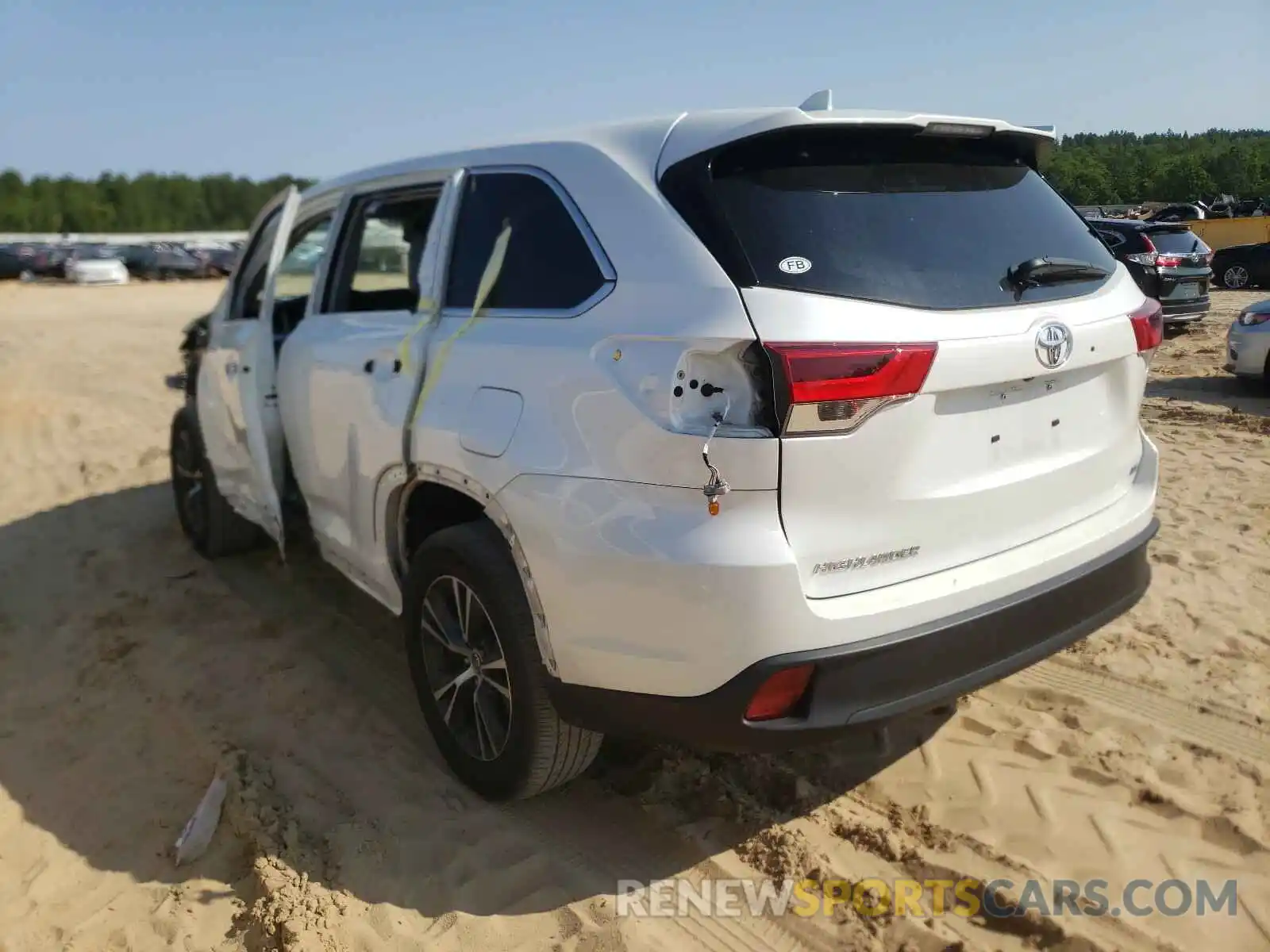 3 Photograph of a damaged car 5TDZZRFH3KS330570 TOYOTA HIGHLANDER 2019