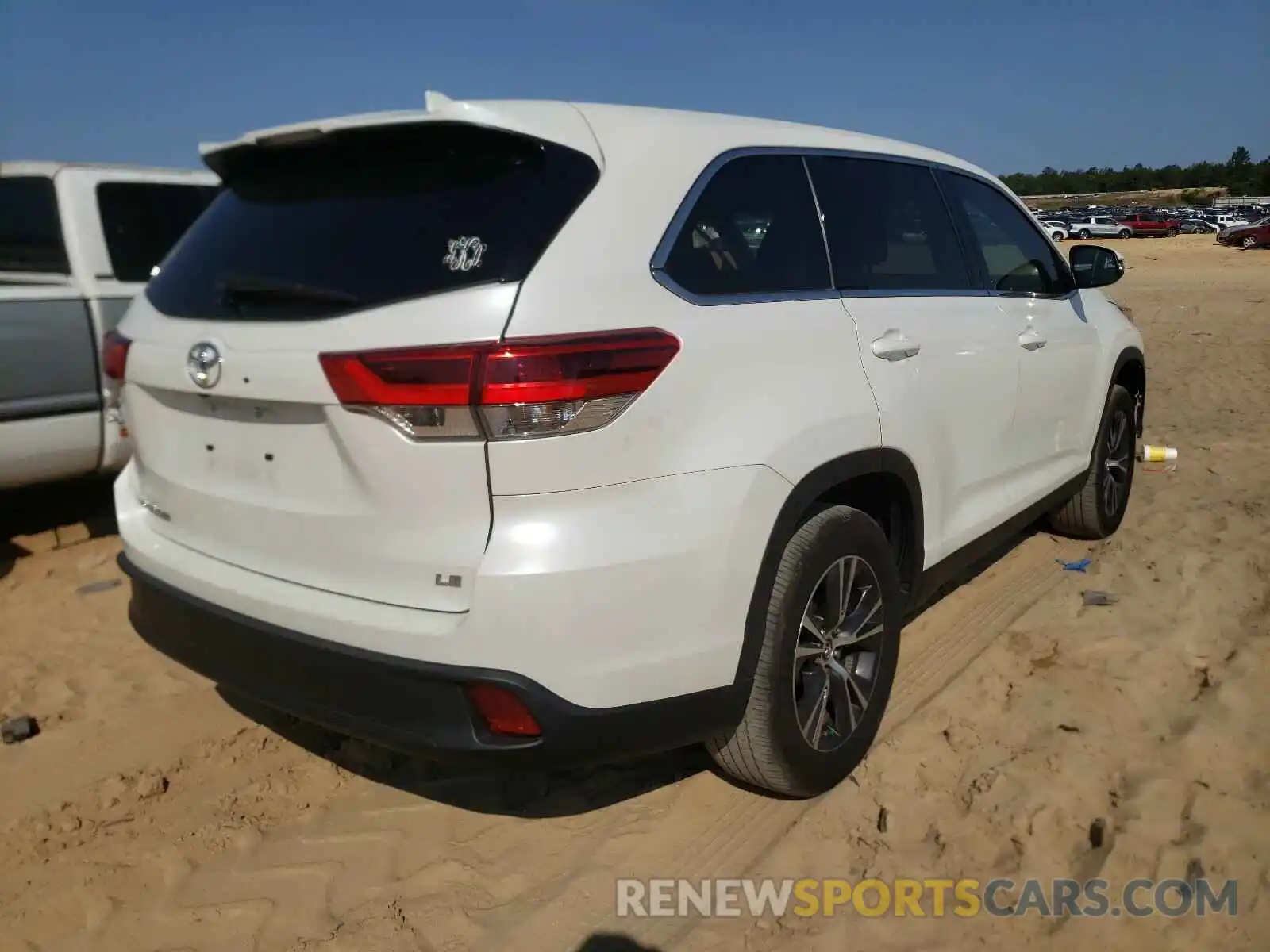 4 Photograph of a damaged car 5TDZZRFH3KS330570 TOYOTA HIGHLANDER 2019