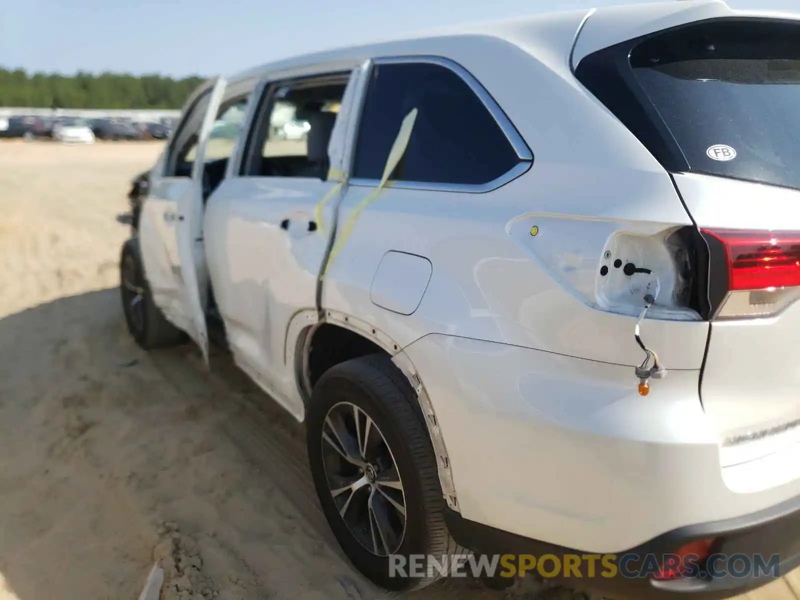 9 Photograph of a damaged car 5TDZZRFH3KS330570 TOYOTA HIGHLANDER 2019