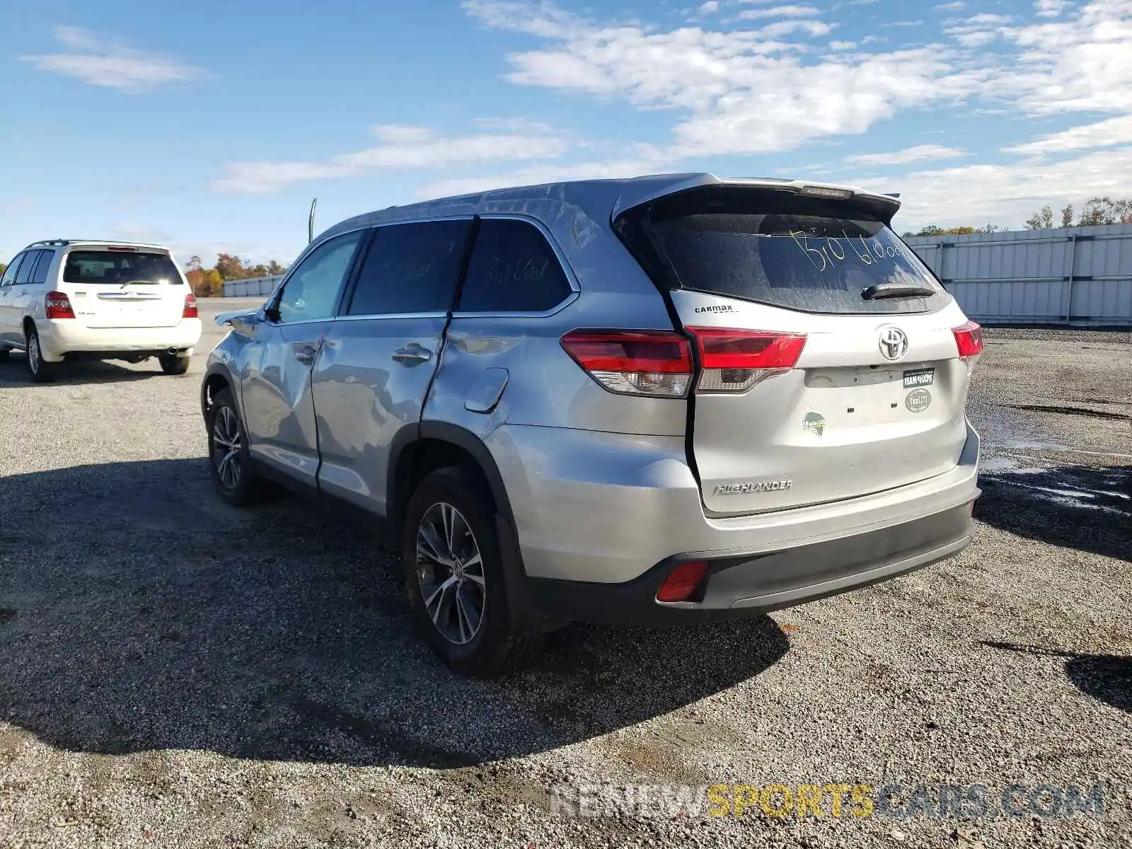 3 Photograph of a damaged car 5TDZZRFH3KS332934 TOYOTA HIGHLANDER 2019