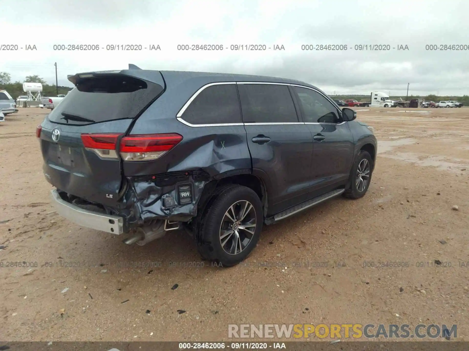 4 Photograph of a damaged car 5TDZZRFH3KS338426 TOYOTA HIGHLANDER 2019