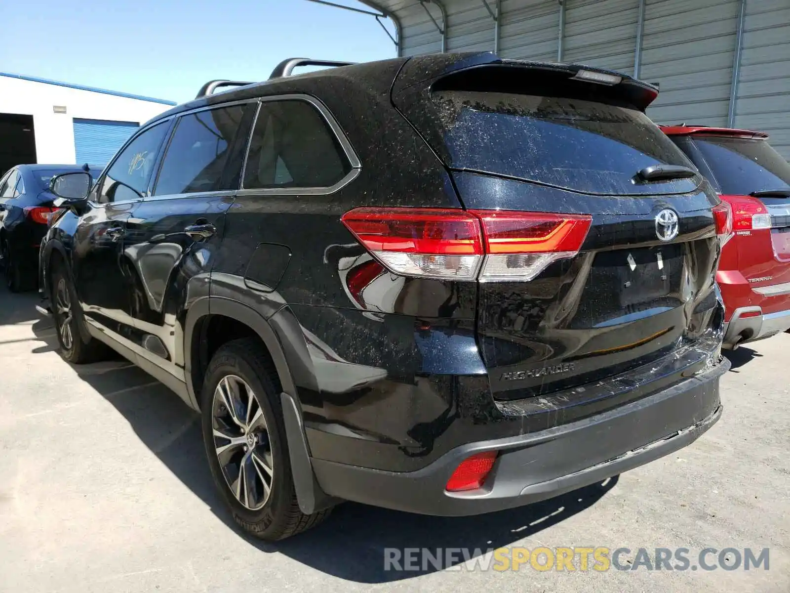 3 Photograph of a damaged car 5TDZZRFH3KS350379 TOYOTA HIGHLANDER 2019