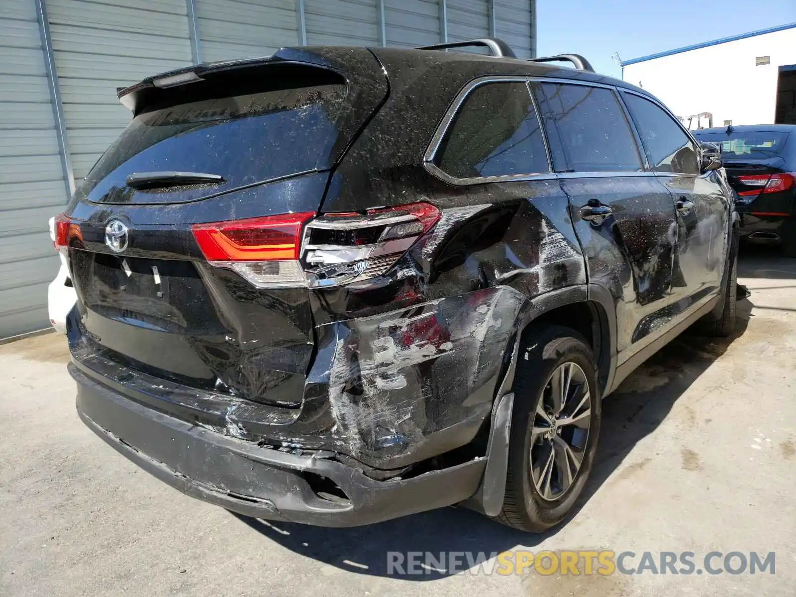 4 Photograph of a damaged car 5TDZZRFH3KS350379 TOYOTA HIGHLANDER 2019