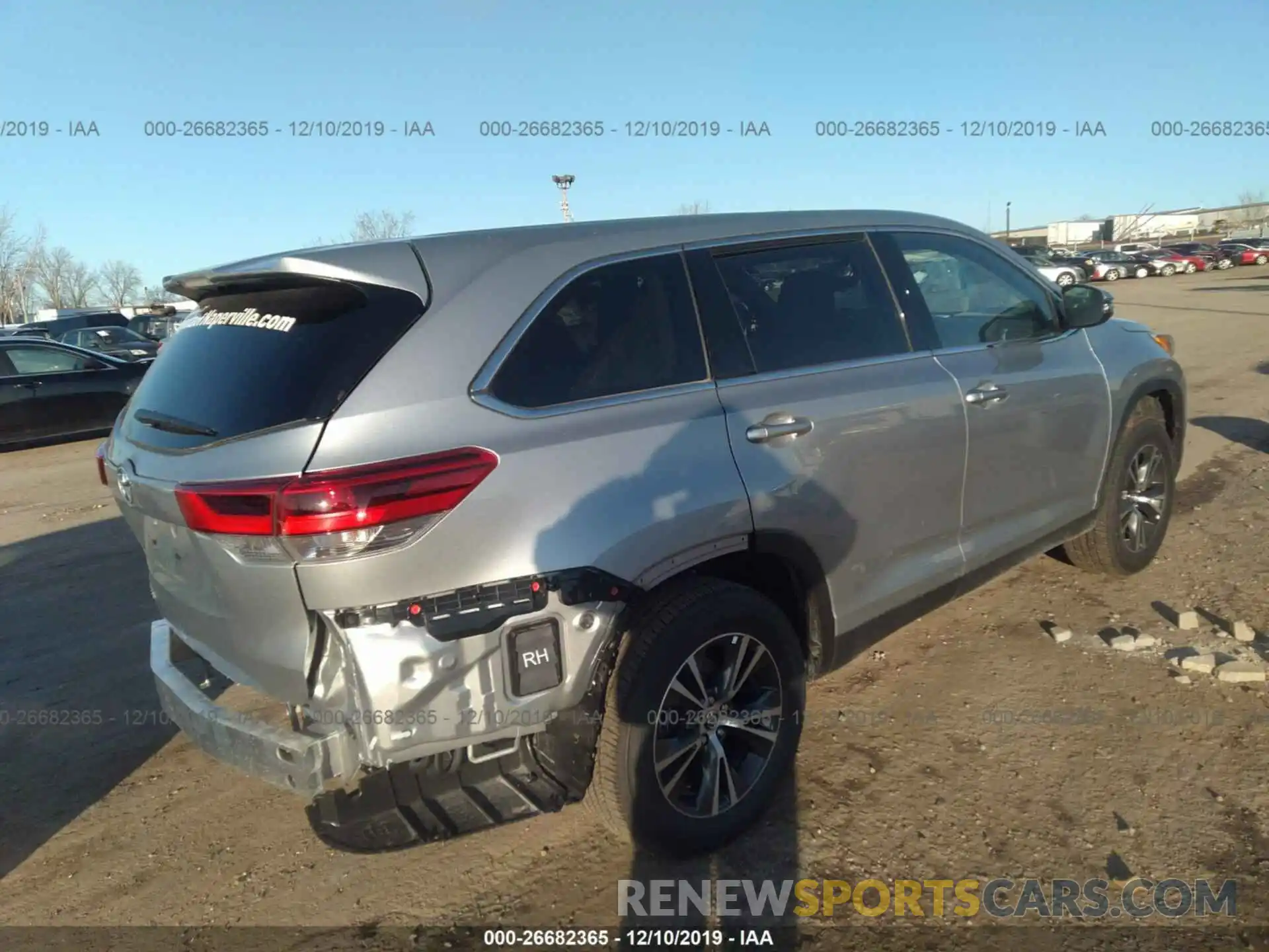 4 Photograph of a damaged car 5TDZZRFH3KS352780 TOYOTA HIGHLANDER 2019