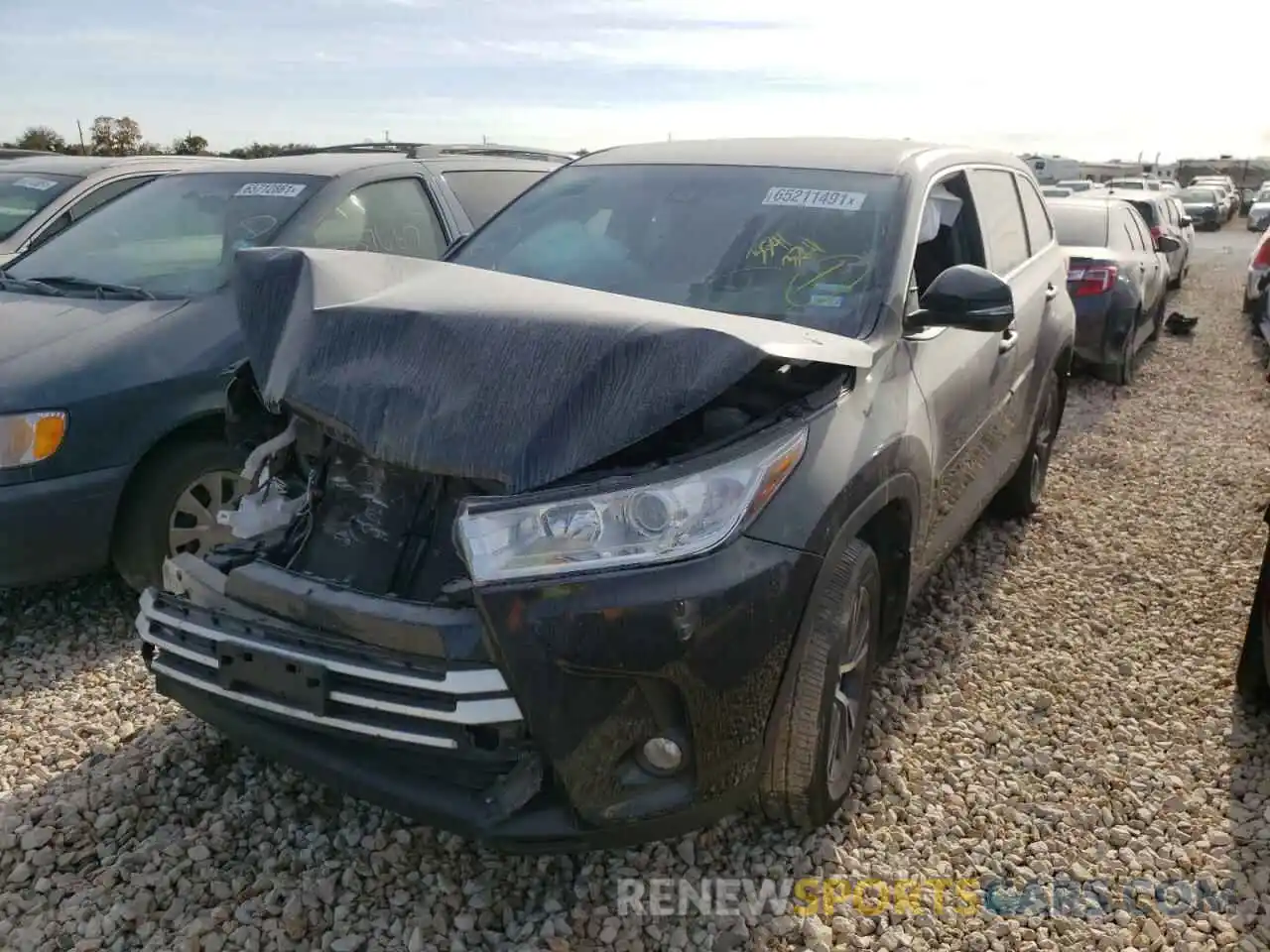 2 Photograph of a damaged car 5TDZZRFH3KS354321 TOYOTA HIGHLANDER 2019