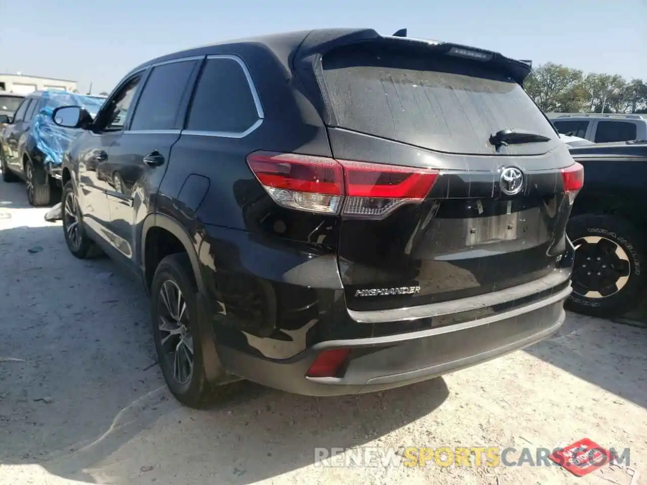 3 Photograph of a damaged car 5TDZZRFH3KS354321 TOYOTA HIGHLANDER 2019