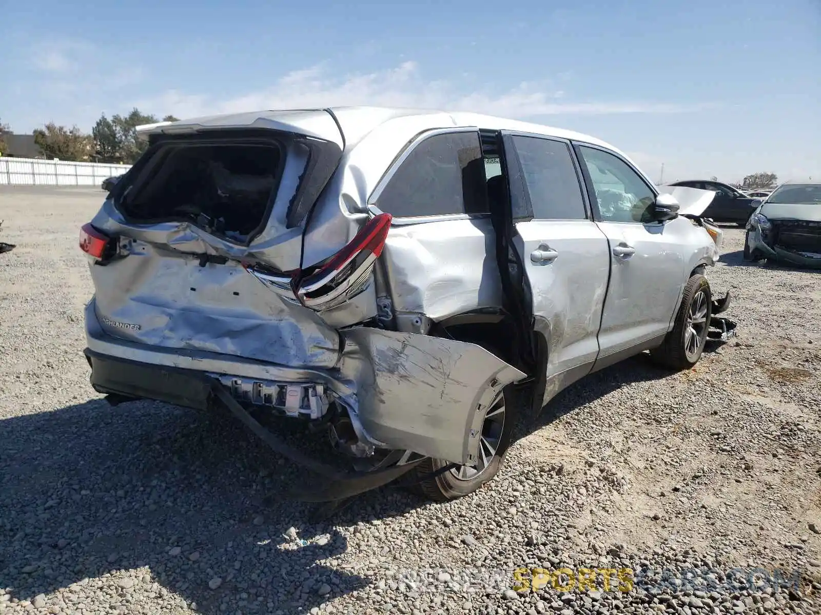 4 Photograph of a damaged car 5TDZZRFH3KS365349 TOYOTA HIGHLANDER 2019