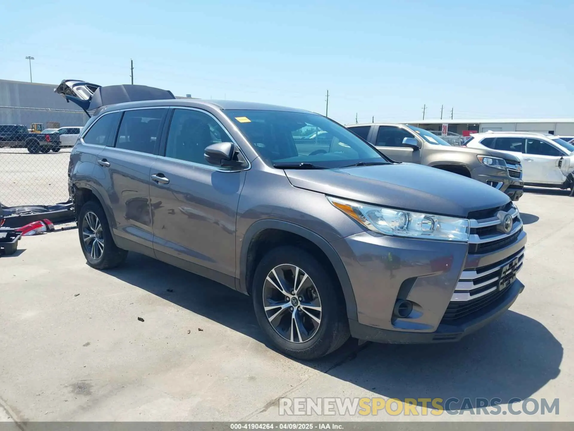 1 Photograph of a damaged car 5TDZZRFH4KS303149 TOYOTA HIGHLANDER 2019