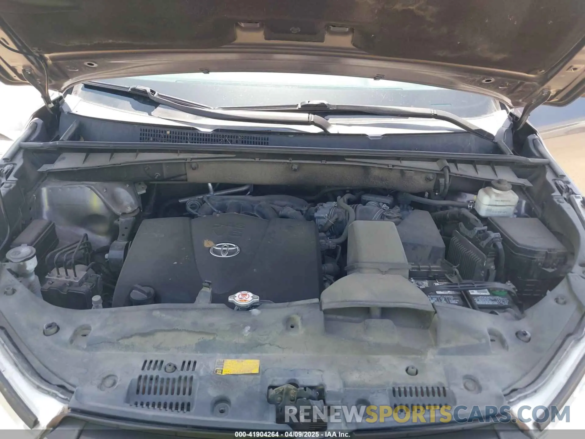 10 Photograph of a damaged car 5TDZZRFH4KS303149 TOYOTA HIGHLANDER 2019
