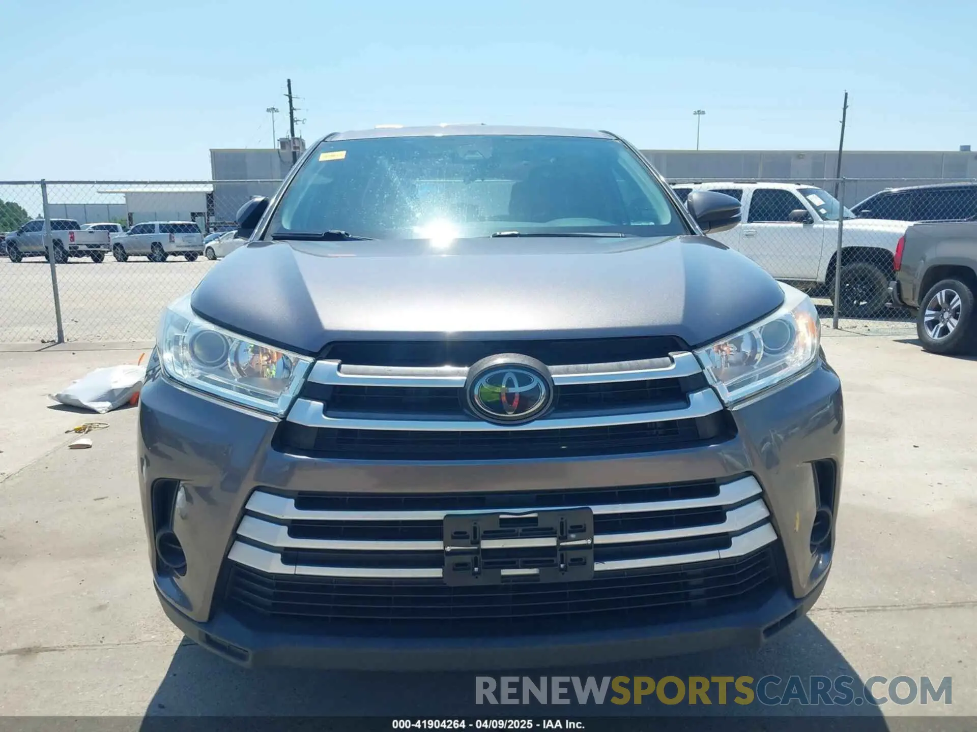 13 Photograph of a damaged car 5TDZZRFH4KS303149 TOYOTA HIGHLANDER 2019