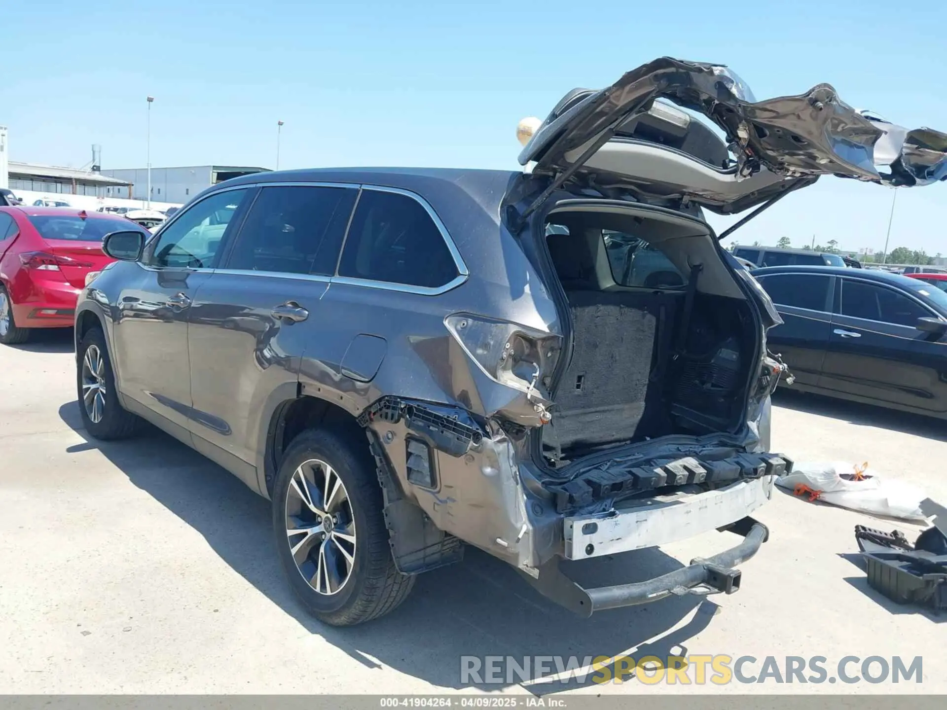 3 Photograph of a damaged car 5TDZZRFH4KS303149 TOYOTA HIGHLANDER 2019