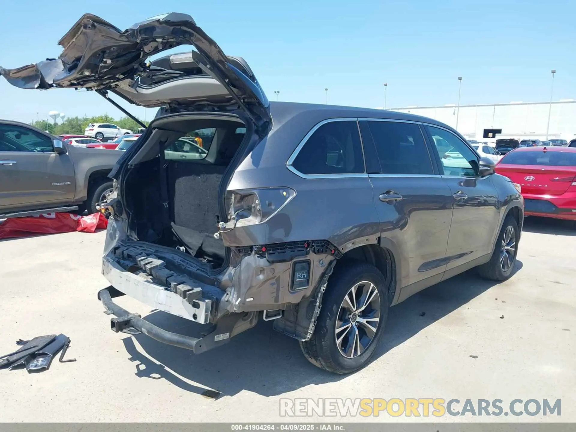 4 Photograph of a damaged car 5TDZZRFH4KS303149 TOYOTA HIGHLANDER 2019