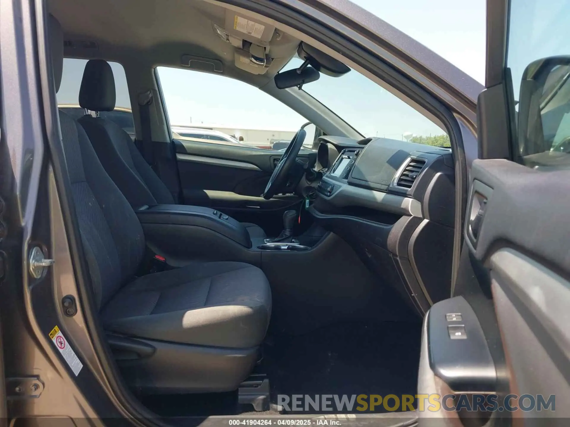 5 Photograph of a damaged car 5TDZZRFH4KS303149 TOYOTA HIGHLANDER 2019