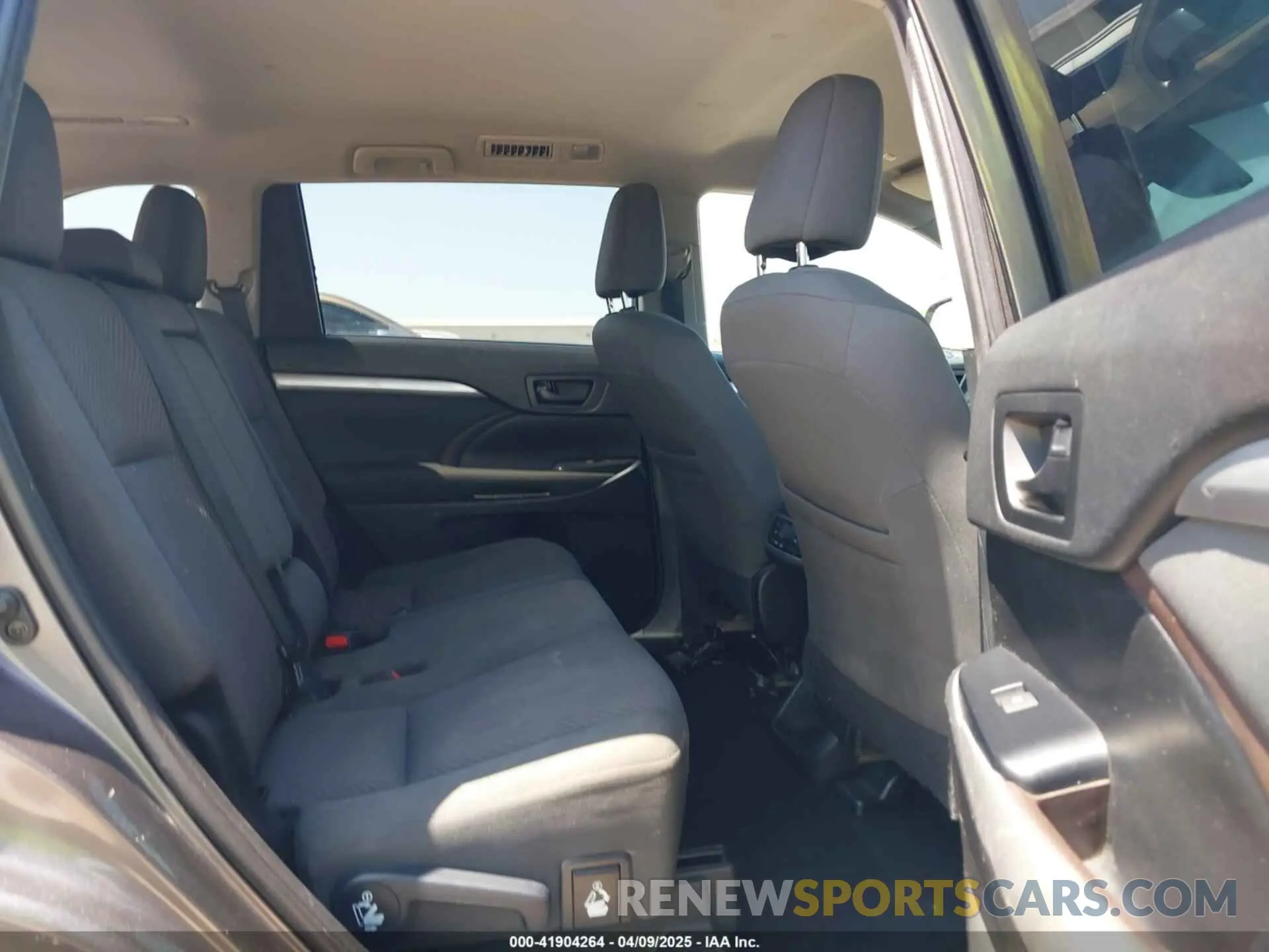8 Photograph of a damaged car 5TDZZRFH4KS303149 TOYOTA HIGHLANDER 2019