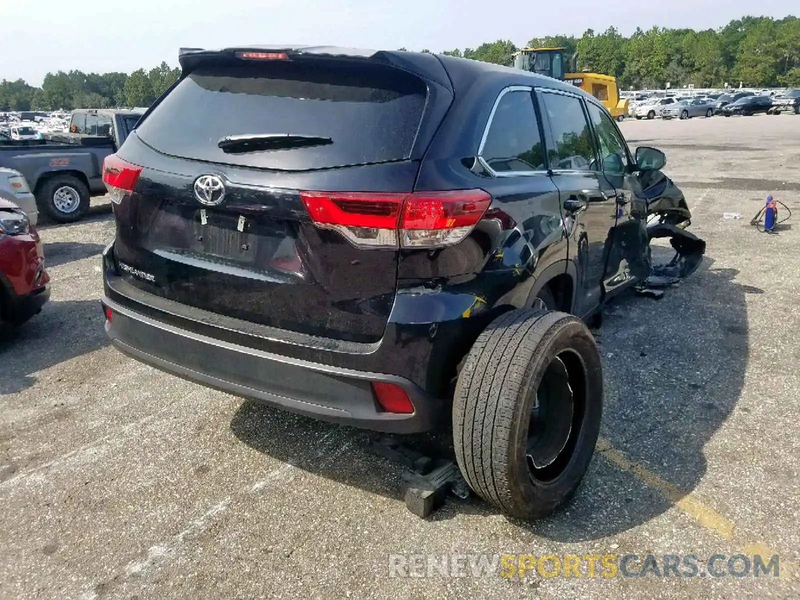 4 Photograph of a damaged car 5TDZZRFH4KS305046 TOYOTA HIGHLANDER 2019