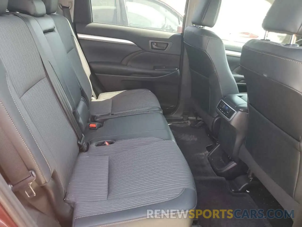 11 Photograph of a damaged car 5TDZZRFH4KS305161 TOYOTA HIGHLANDER 2019