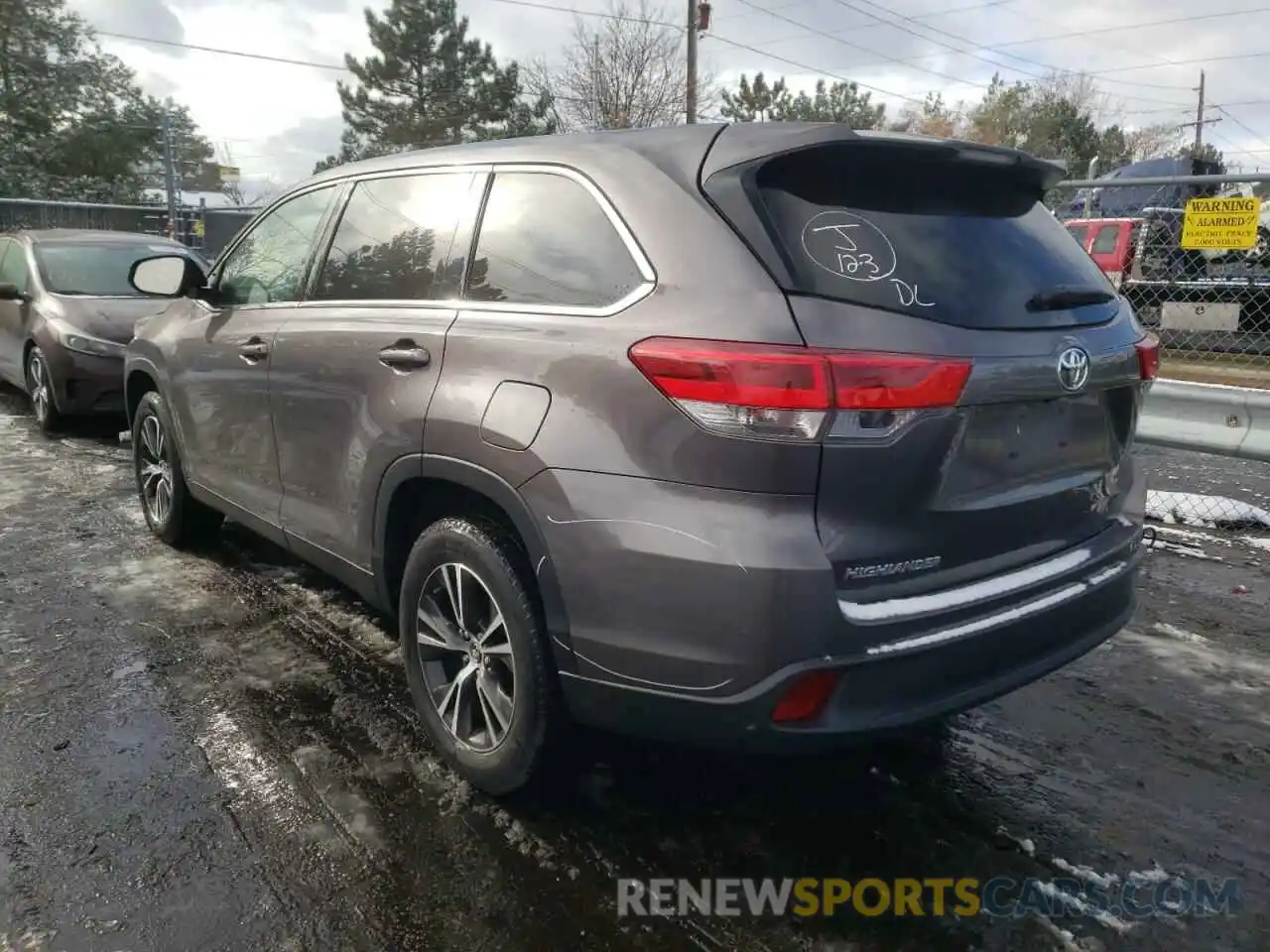 3 Photograph of a damaged car 5TDZZRFH4KS312594 TOYOTA HIGHLANDER 2019