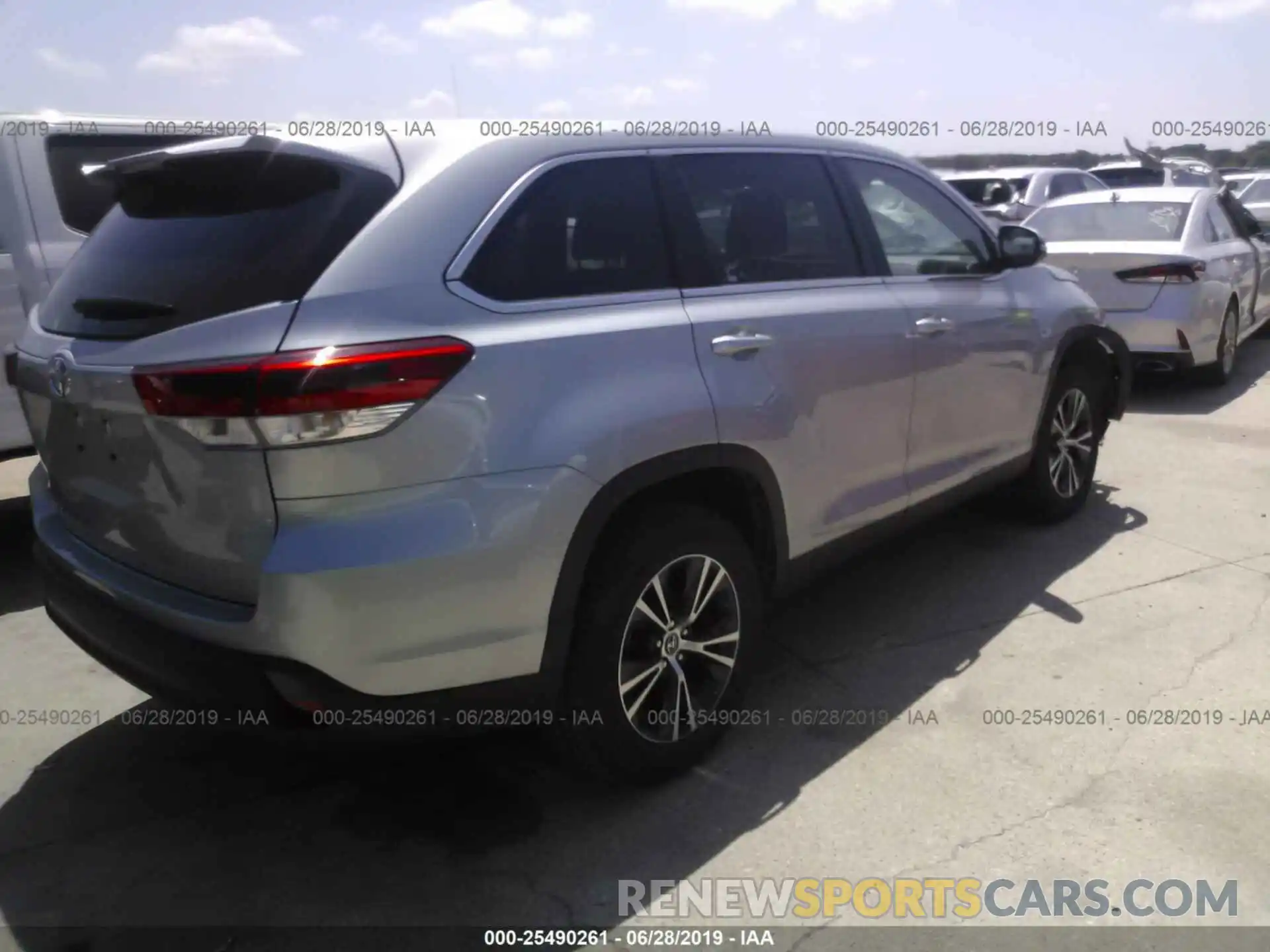 4 Photograph of a damaged car 5TDZZRFH4KS313146 TOYOTA HIGHLANDER 2019