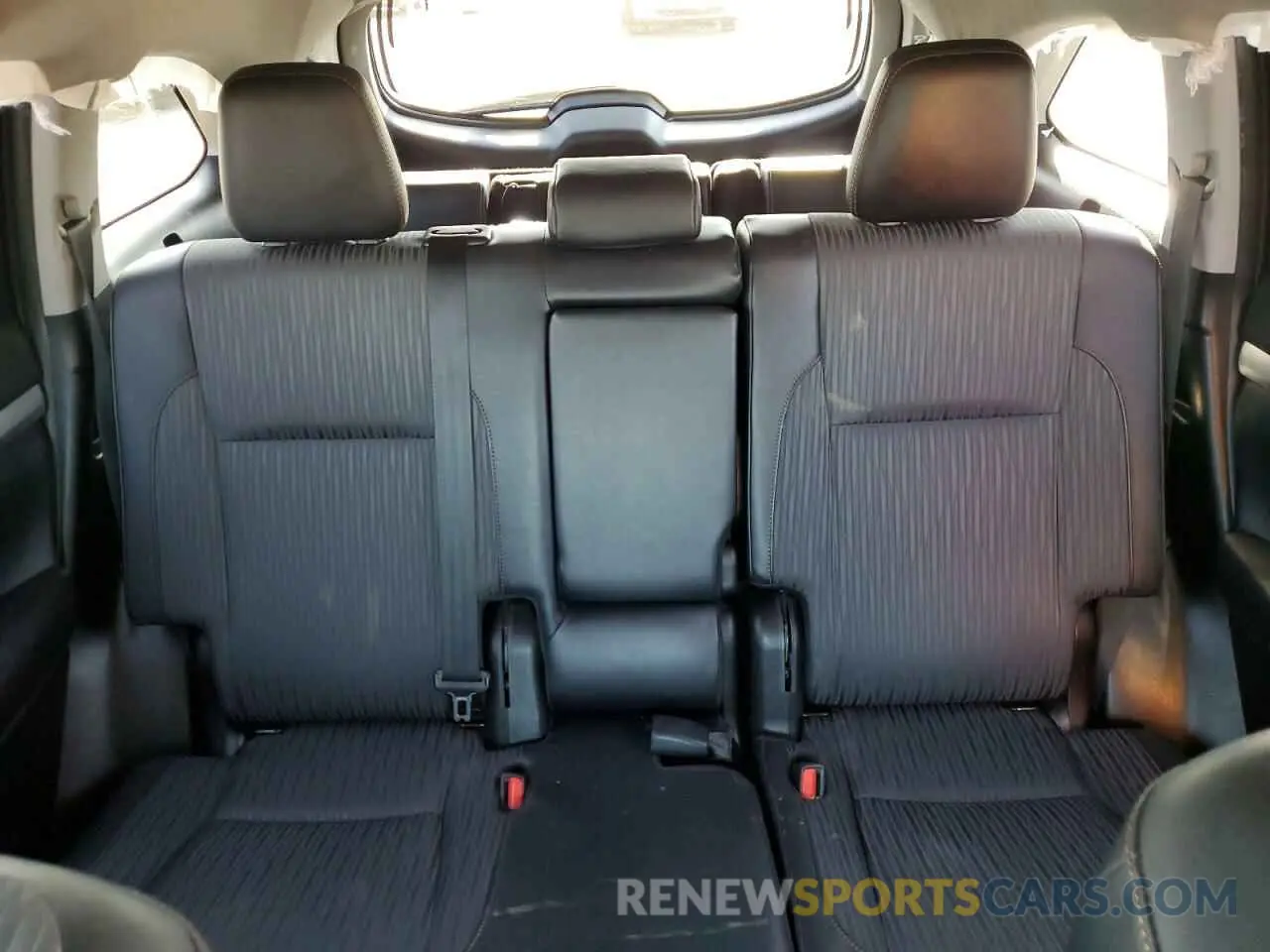 10 Photograph of a damaged car 5TDZZRFH4KS316922 TOYOTA HIGHLANDER 2019