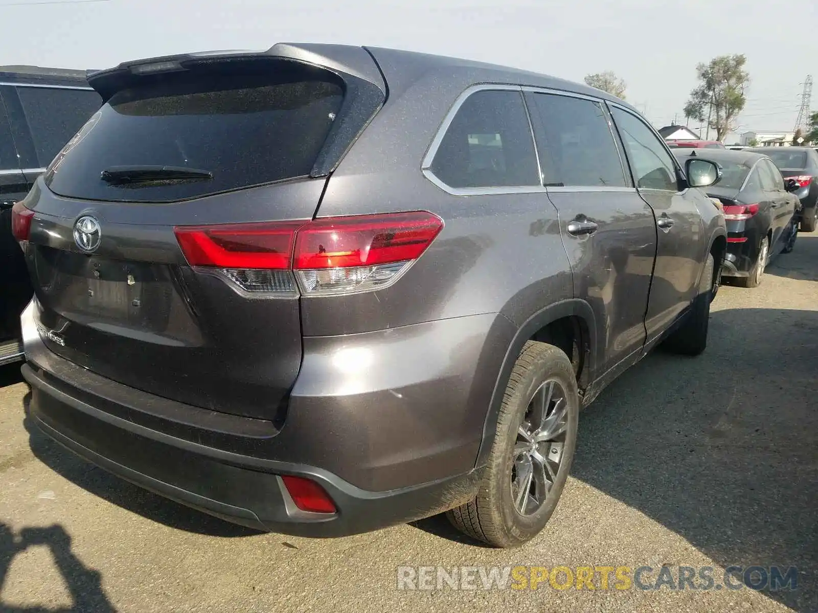 4 Photograph of a damaged car 5TDZZRFH4KS316936 TOYOTA HIGHLANDER 2019