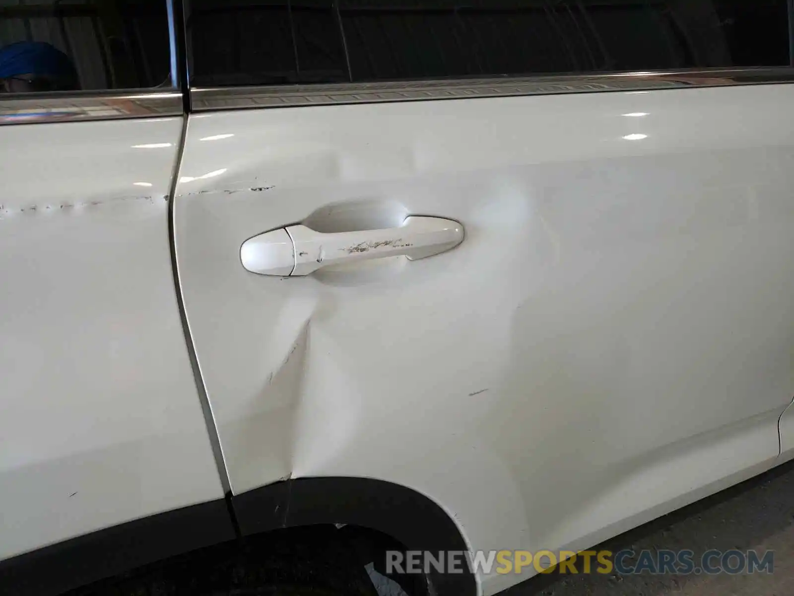 9 Photograph of a damaged car 5TDZZRFH4KS317407 TOYOTA HIGHLANDER 2019