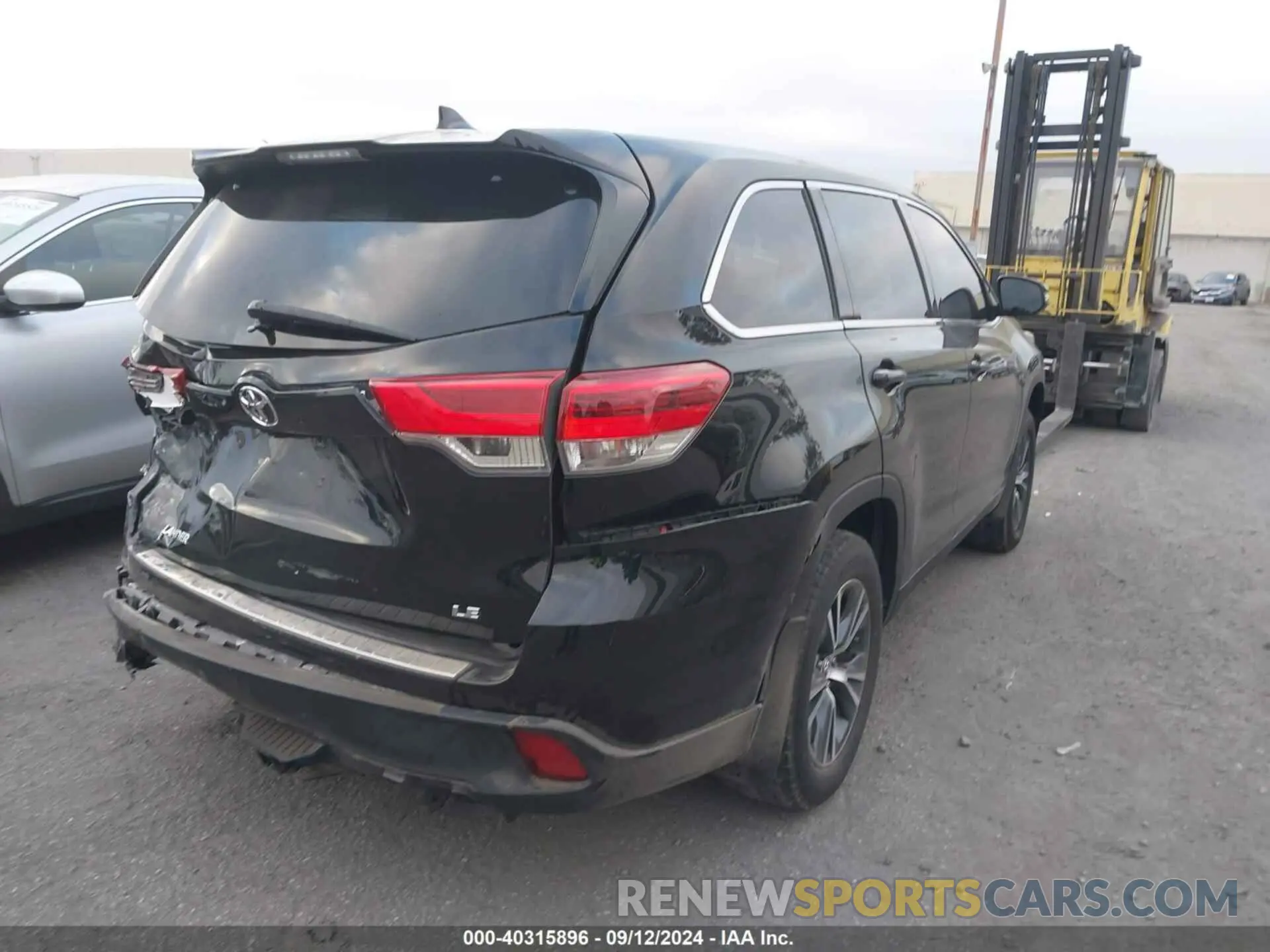 4 Photograph of a damaged car 5TDZZRFH4KS324809 TOYOTA HIGHLANDER 2019