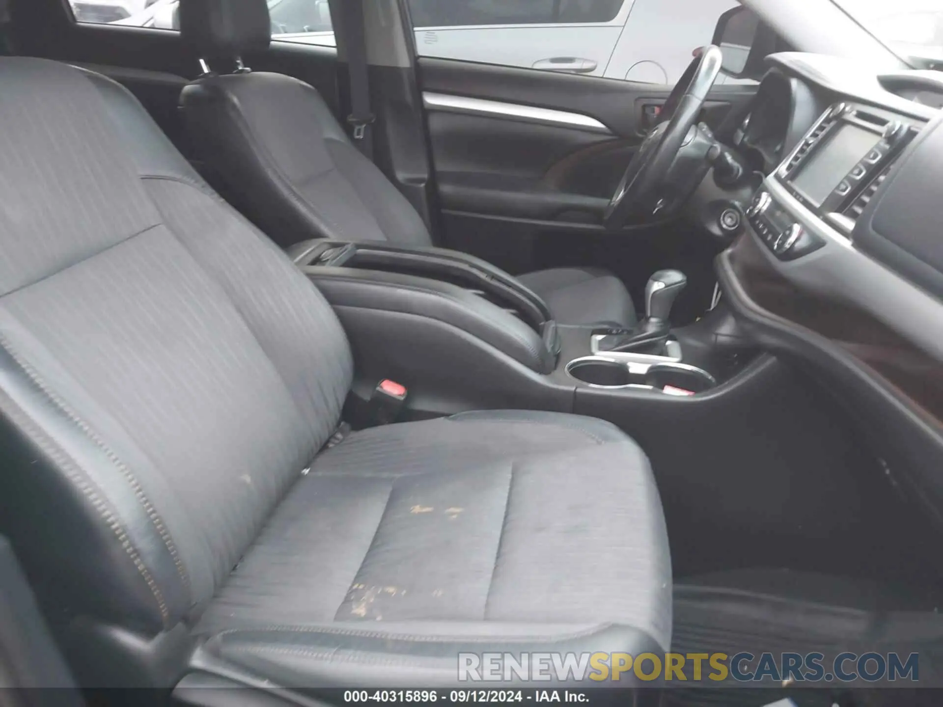 5 Photograph of a damaged car 5TDZZRFH4KS324809 TOYOTA HIGHLANDER 2019
