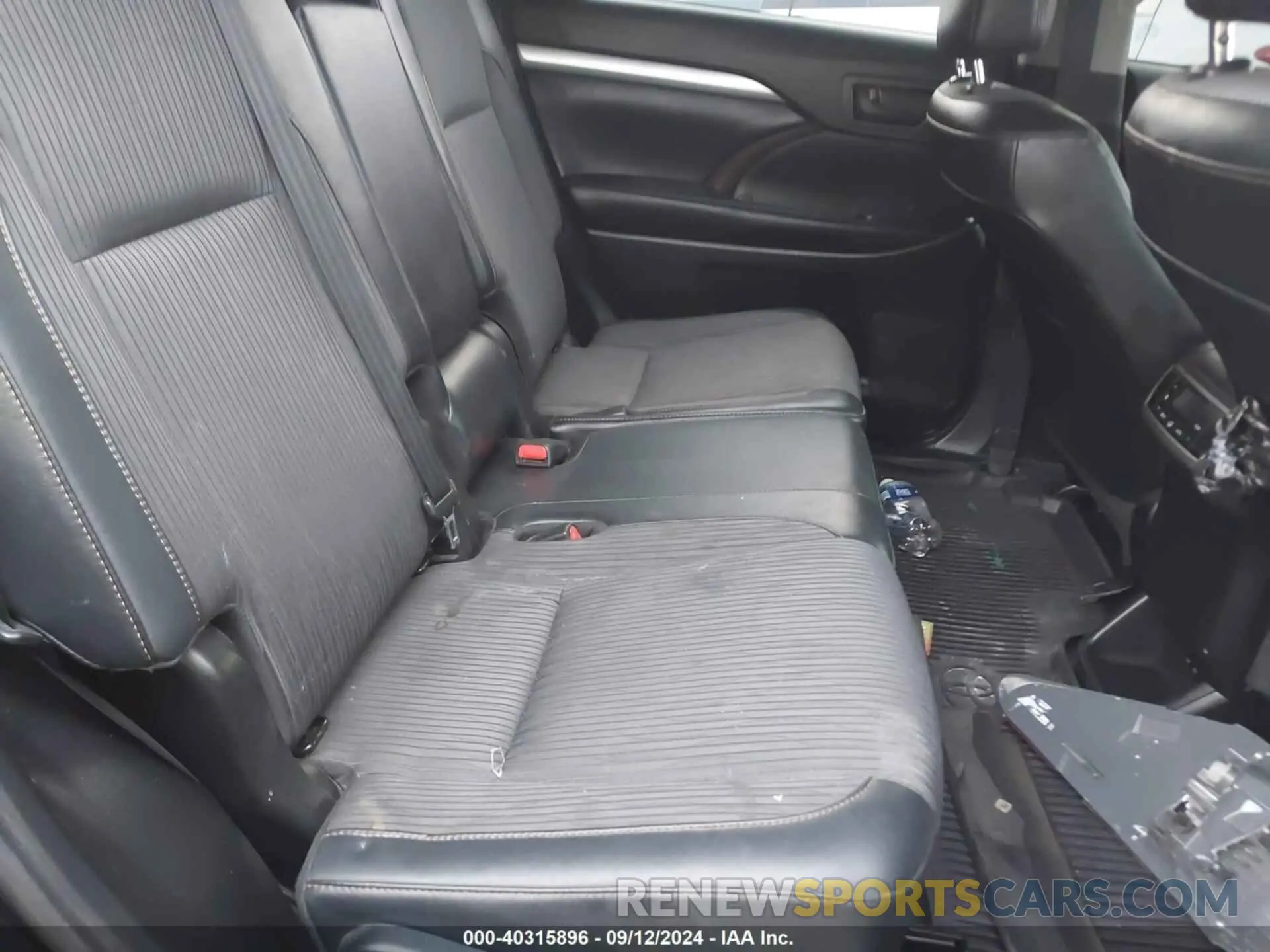 8 Photograph of a damaged car 5TDZZRFH4KS324809 TOYOTA HIGHLANDER 2019