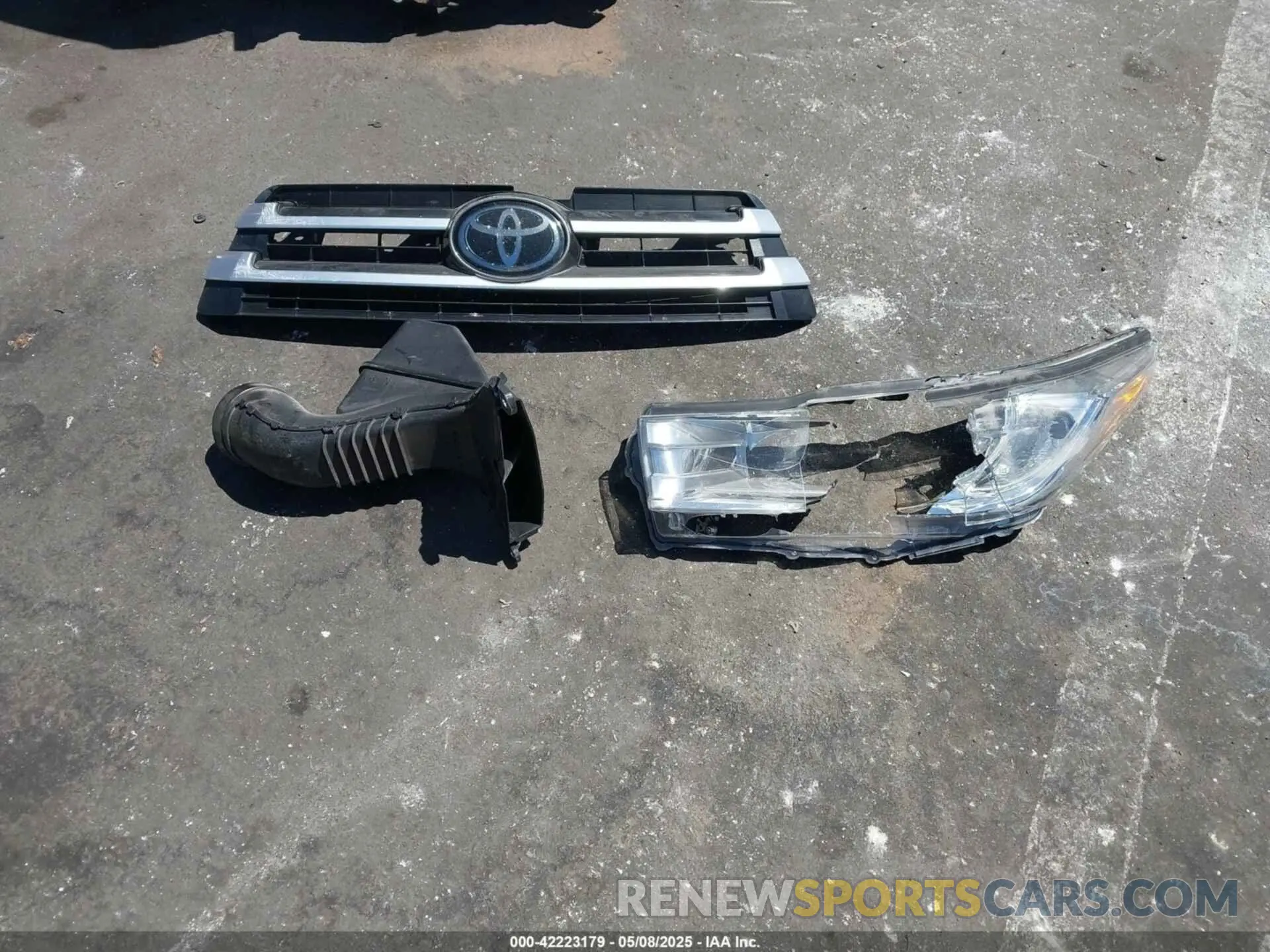 12 Photograph of a damaged car 5TDZZRFH4KS335955 TOYOTA HIGHLANDER 2019