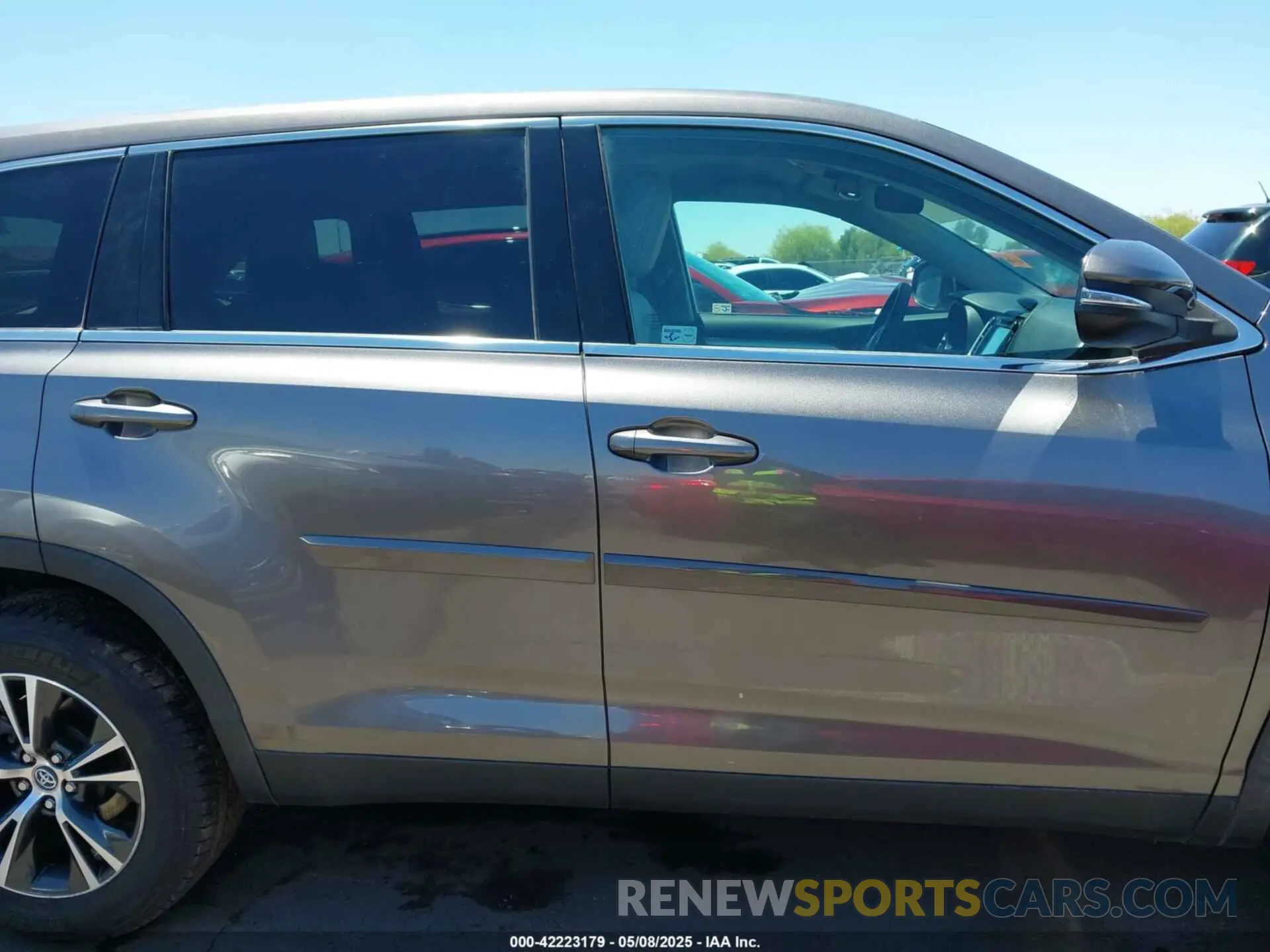 14 Photograph of a damaged car 5TDZZRFH4KS335955 TOYOTA HIGHLANDER 2019