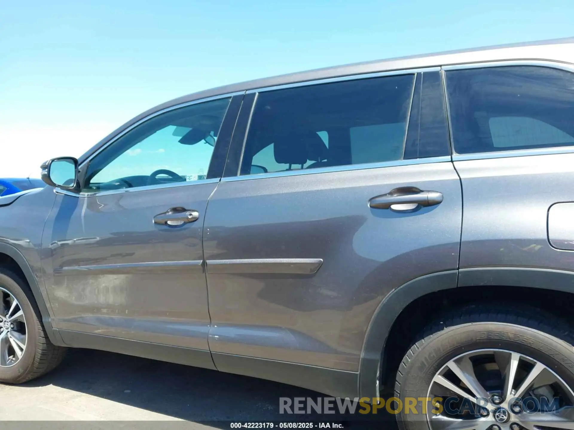 15 Photograph of a damaged car 5TDZZRFH4KS335955 TOYOTA HIGHLANDER 2019