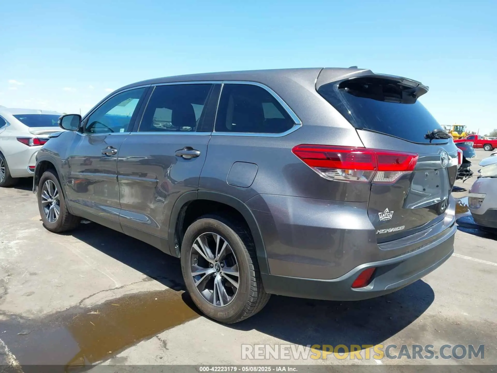 3 Photograph of a damaged car 5TDZZRFH4KS335955 TOYOTA HIGHLANDER 2019