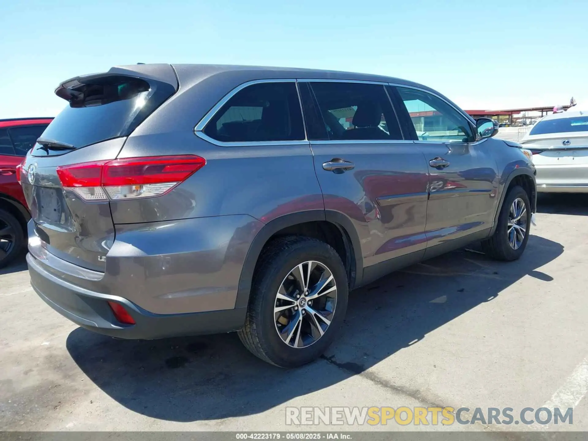 4 Photograph of a damaged car 5TDZZRFH4KS335955 TOYOTA HIGHLANDER 2019