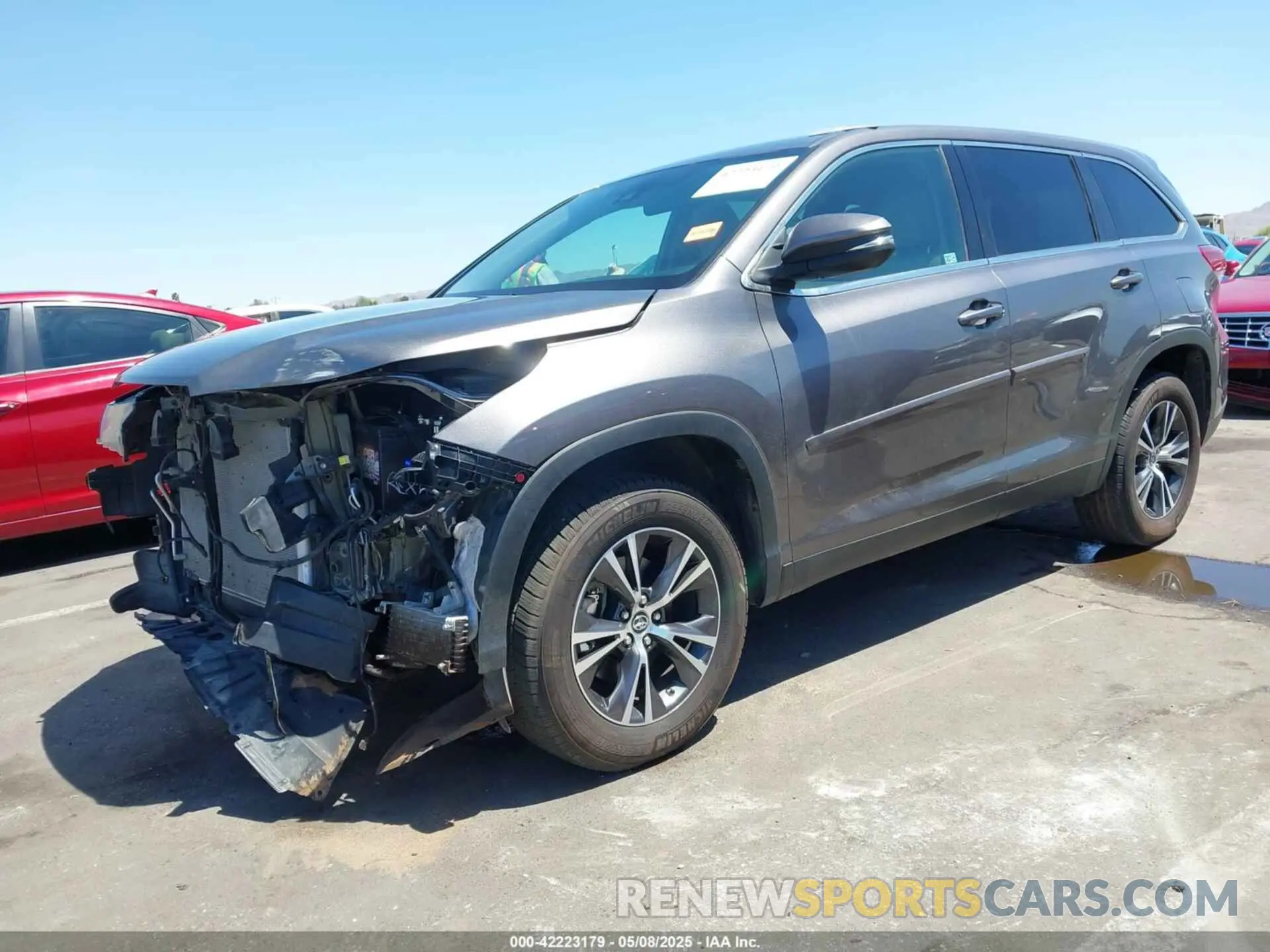 6 Photograph of a damaged car 5TDZZRFH4KS335955 TOYOTA HIGHLANDER 2019