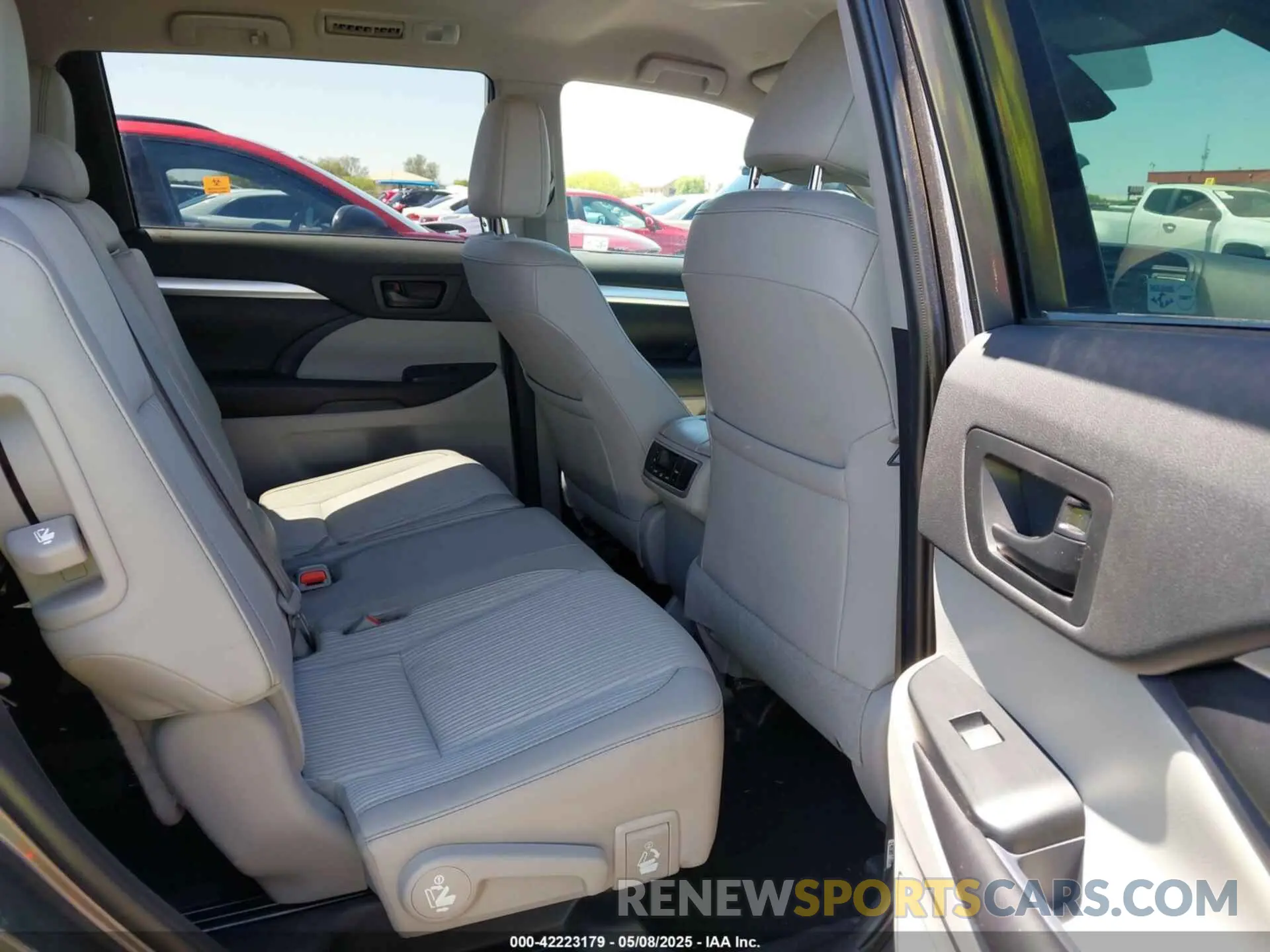 8 Photograph of a damaged car 5TDZZRFH4KS335955 TOYOTA HIGHLANDER 2019