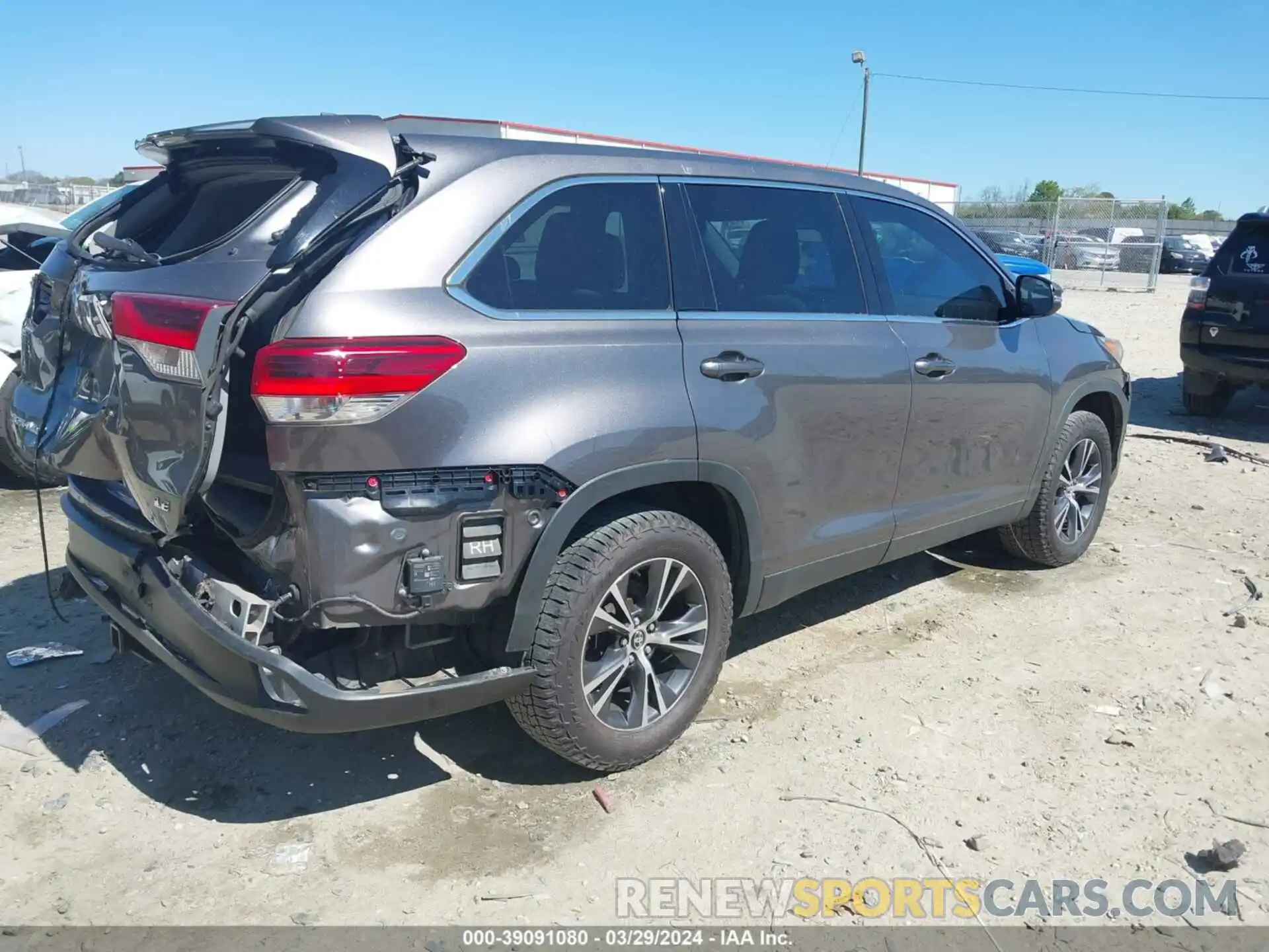 4 Photograph of a damaged car 5TDZZRFH4KS336359 TOYOTA HIGHLANDER 2019