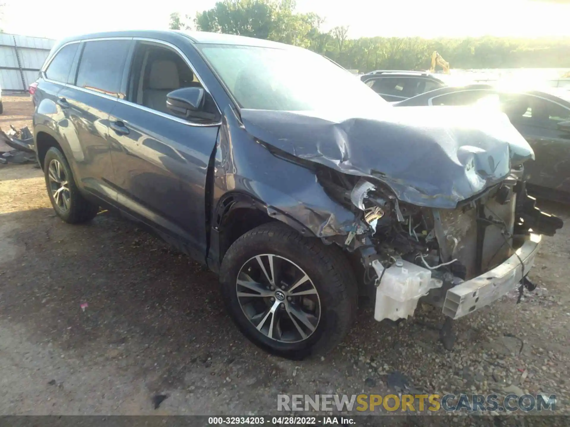 1 Photograph of a damaged car 5TDZZRFH4KS340346 TOYOTA HIGHLANDER 2019