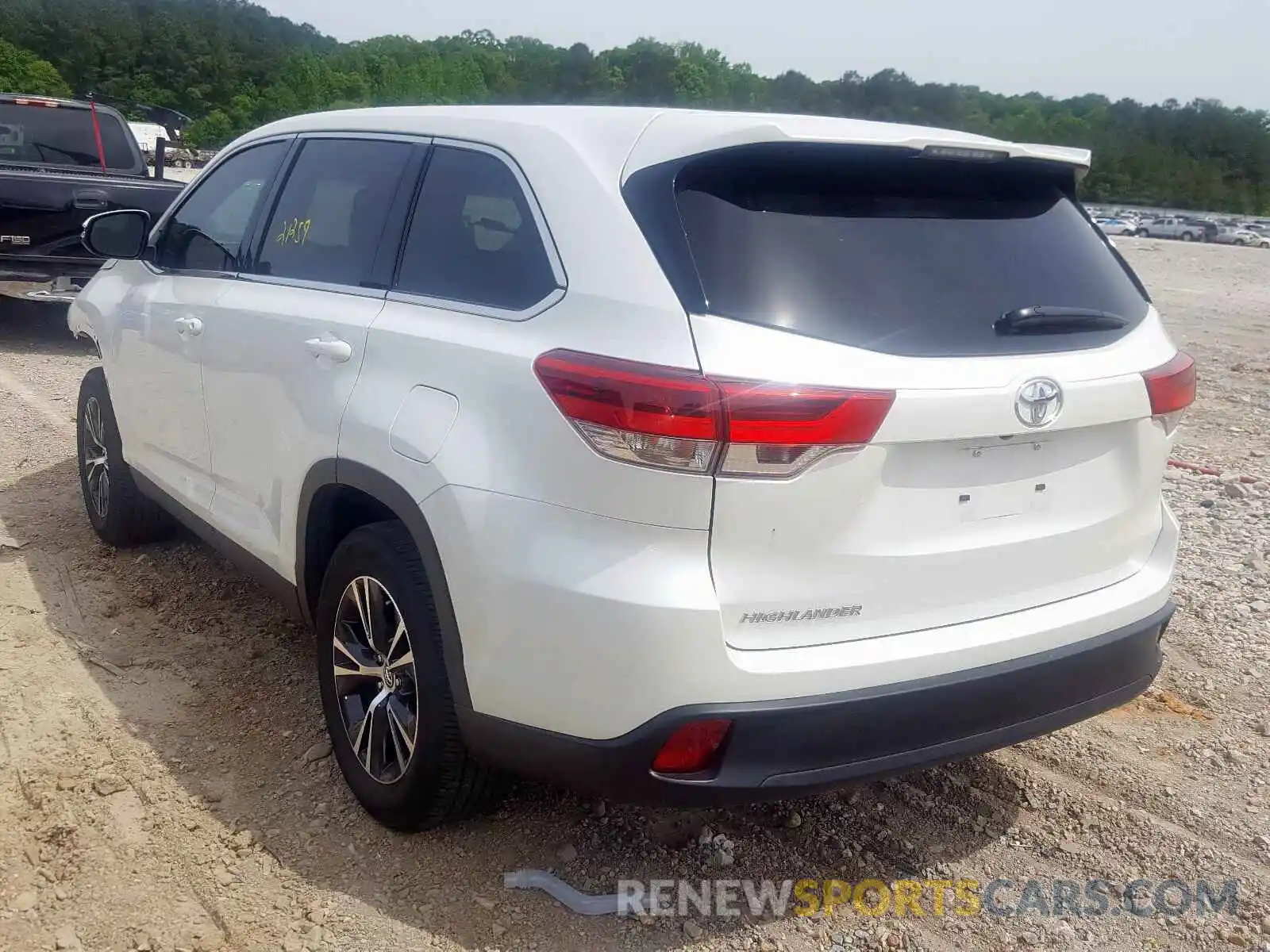 3 Photograph of a damaged car 5TDZZRFH4KS351217 TOYOTA HIGHLANDER 2019