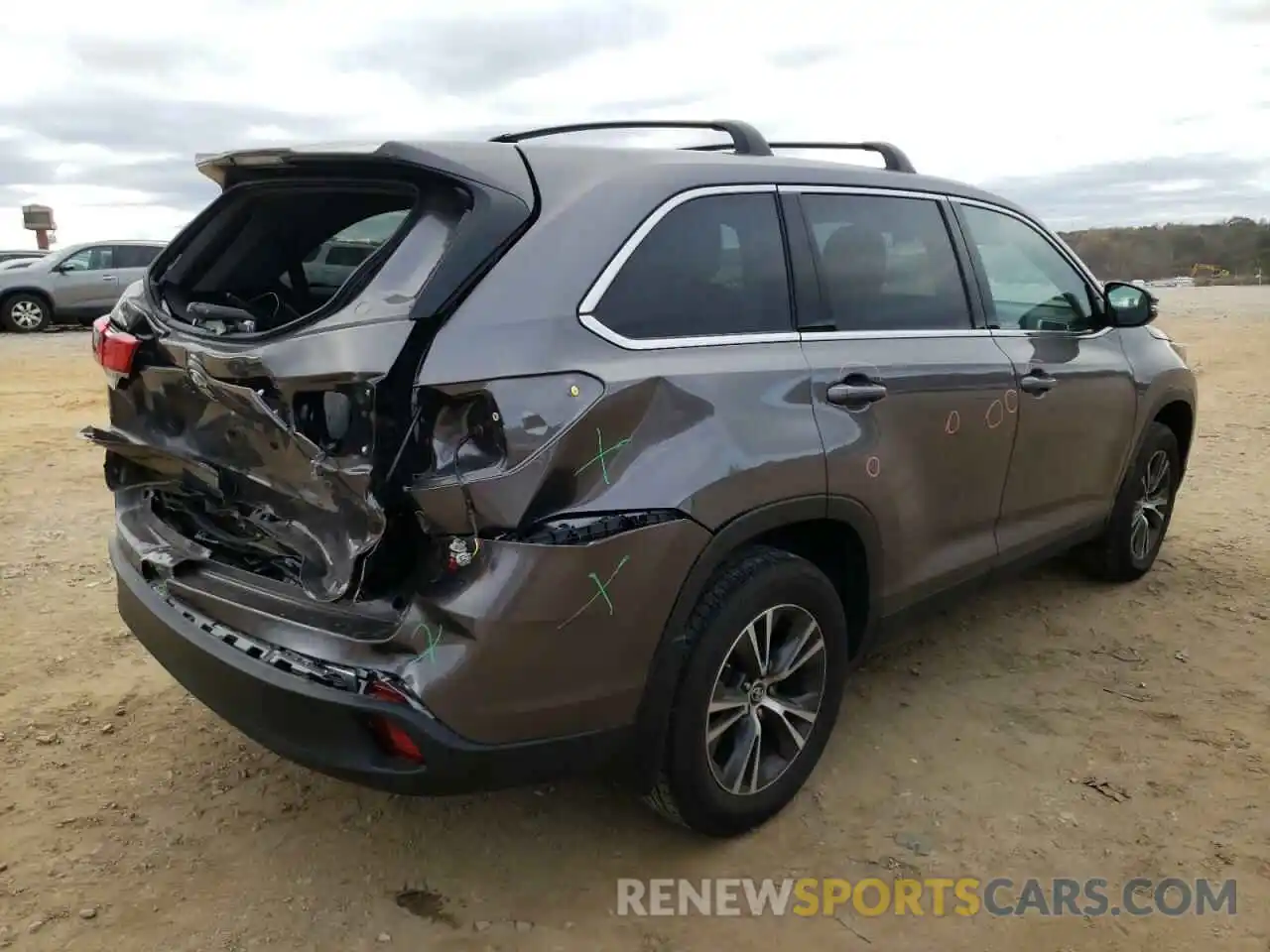 4 Photograph of a damaged car 5TDZZRFH4KS354750 TOYOTA HIGHLANDER 2019