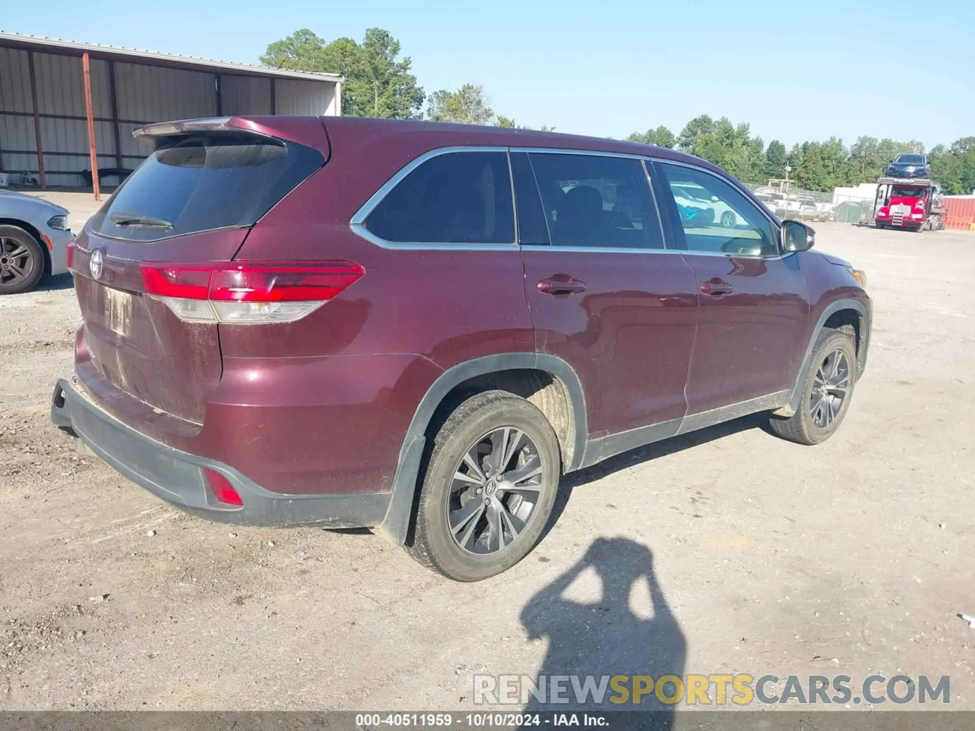 4 Photograph of a damaged car 5TDZZRFH4KS354778 TOYOTA HIGHLANDER 2019