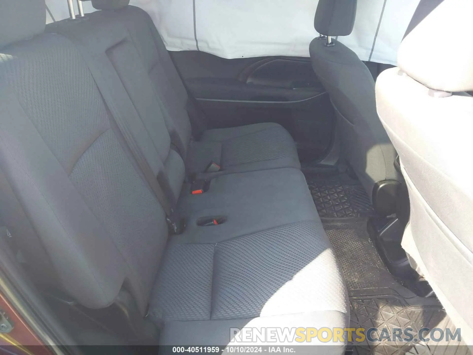 8 Photograph of a damaged car 5TDZZRFH4KS354778 TOYOTA HIGHLANDER 2019