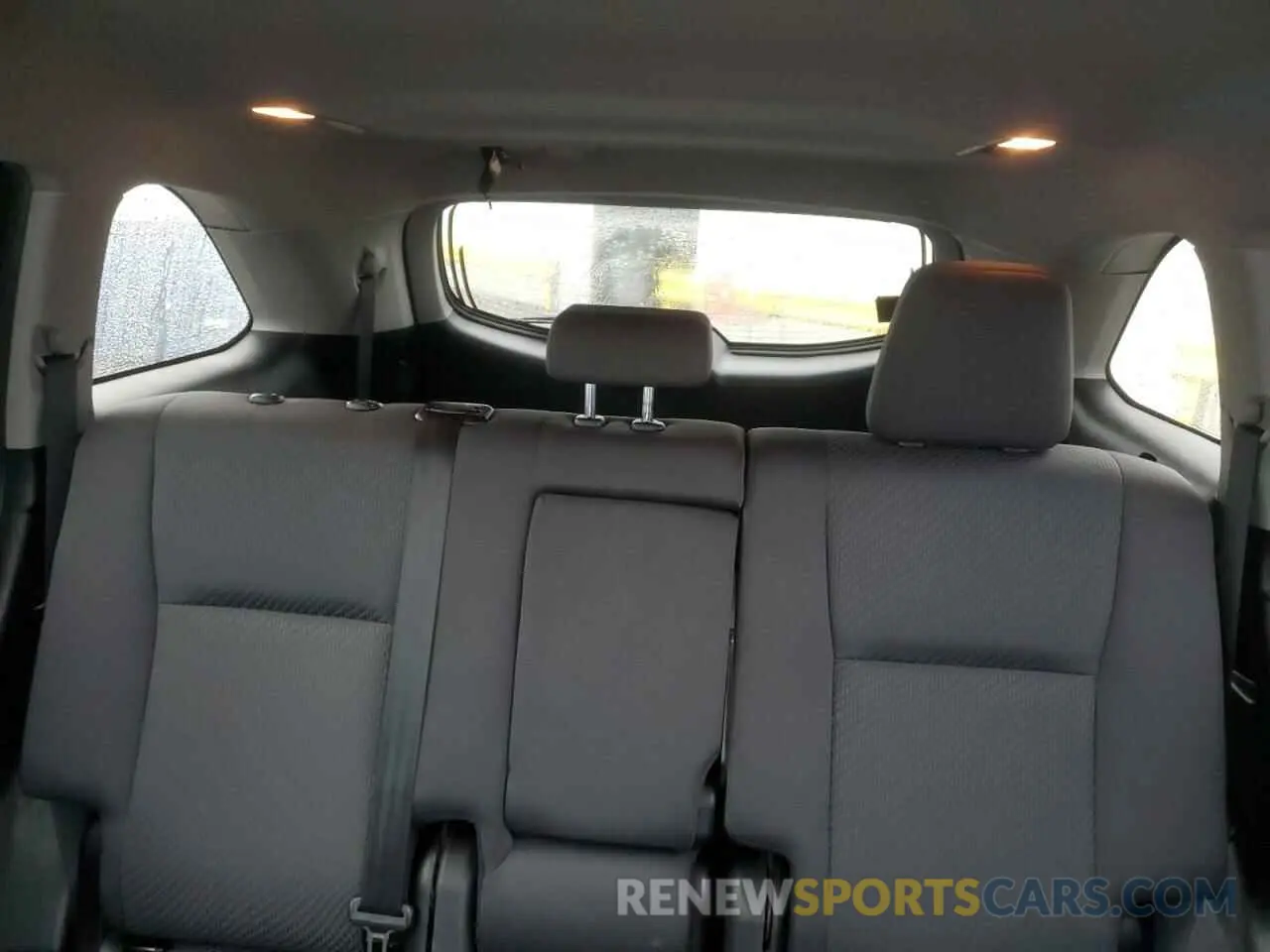 10 Photograph of a damaged car 5TDZZRFH4KS362928 TOYOTA HIGHLANDER 2019