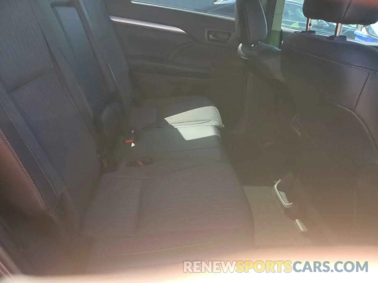 11 Photograph of a damaged car 5TDZZRFH4KS364808 TOYOTA HIGHLANDER 2019
