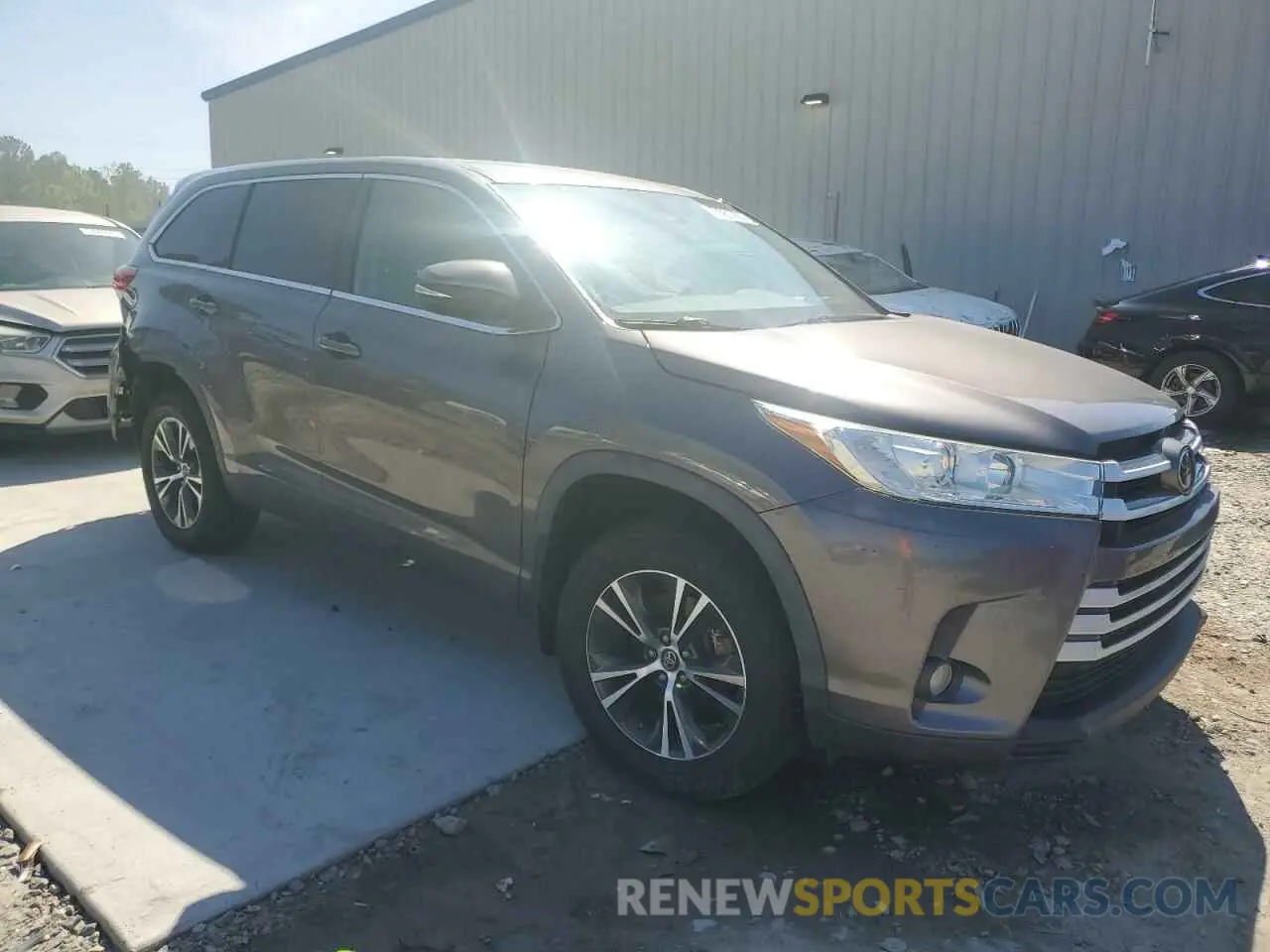 4 Photograph of a damaged car 5TDZZRFH4KS364808 TOYOTA HIGHLANDER 2019