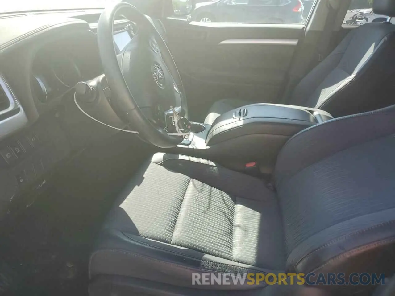 7 Photograph of a damaged car 5TDZZRFH4KS364808 TOYOTA HIGHLANDER 2019