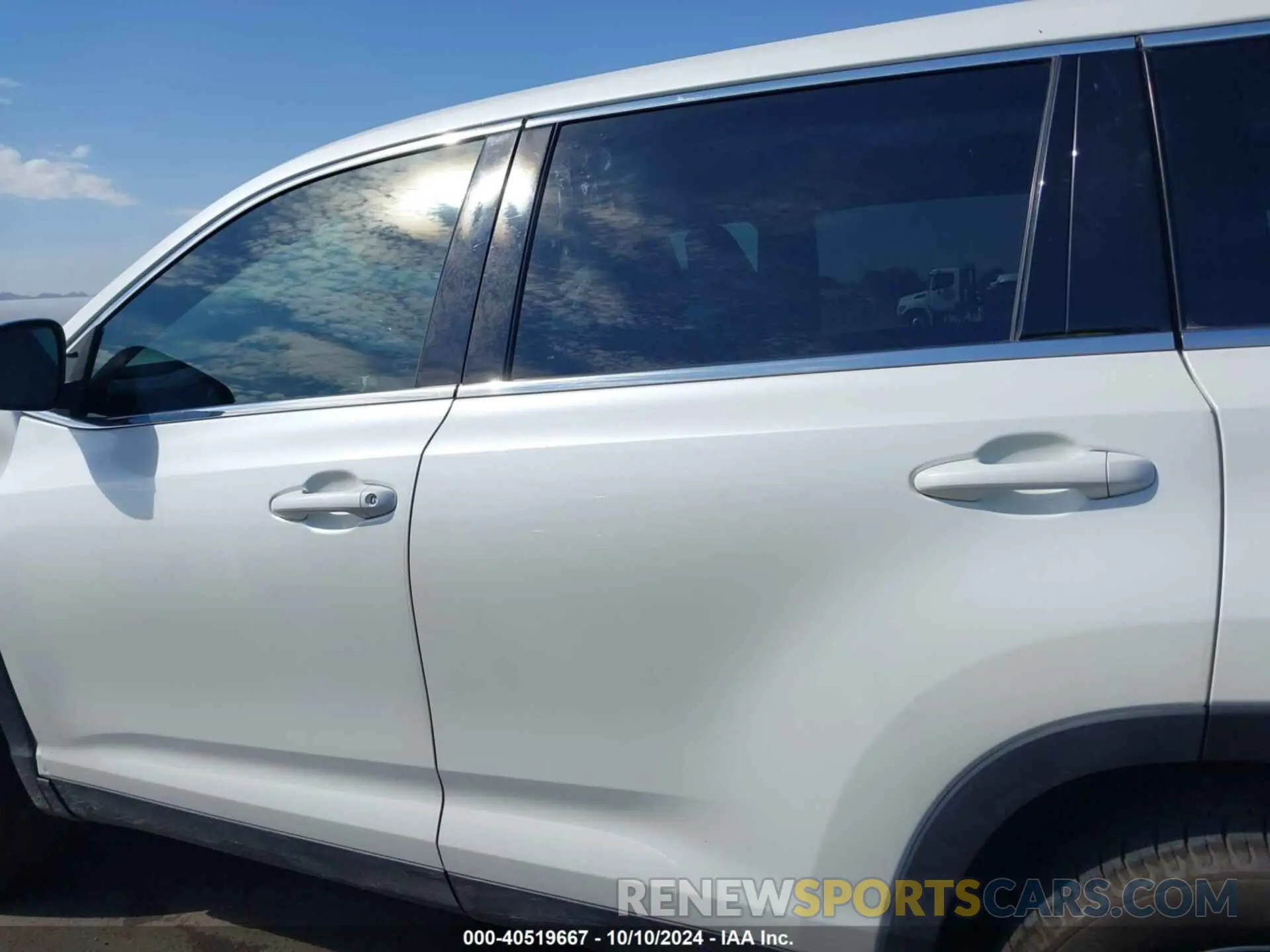 14 Photograph of a damaged car 5TDZZRFH4KS366848 TOYOTA HIGHLANDER 2019