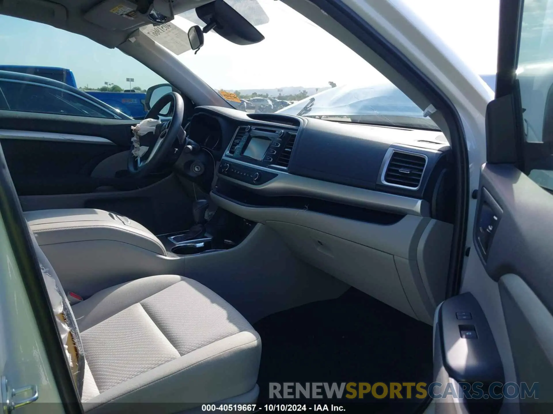5 Photograph of a damaged car 5TDZZRFH4KS366848 TOYOTA HIGHLANDER 2019