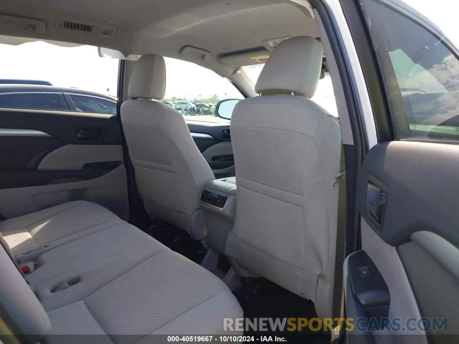 8 Photograph of a damaged car 5TDZZRFH4KS366848 TOYOTA HIGHLANDER 2019